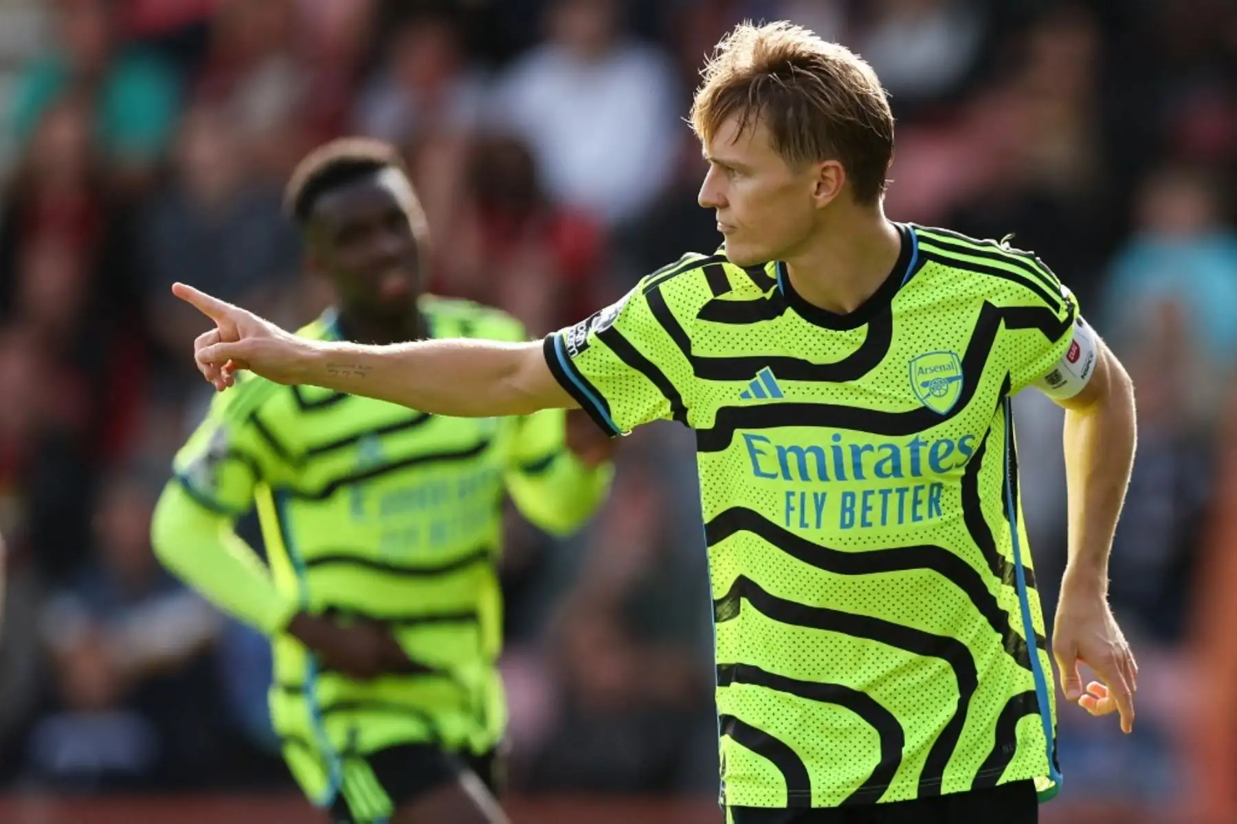 El centrocampista noruego del Arsenal Martin Odegaard celebra marcar el segundo gol desde el punto penal durante el partido de fútbol de la Premier League inglesa entre Bournemouth y Arsenal en el Vitality Stadium de Bournemouth, sur de Inglaterra. Foto: AFP