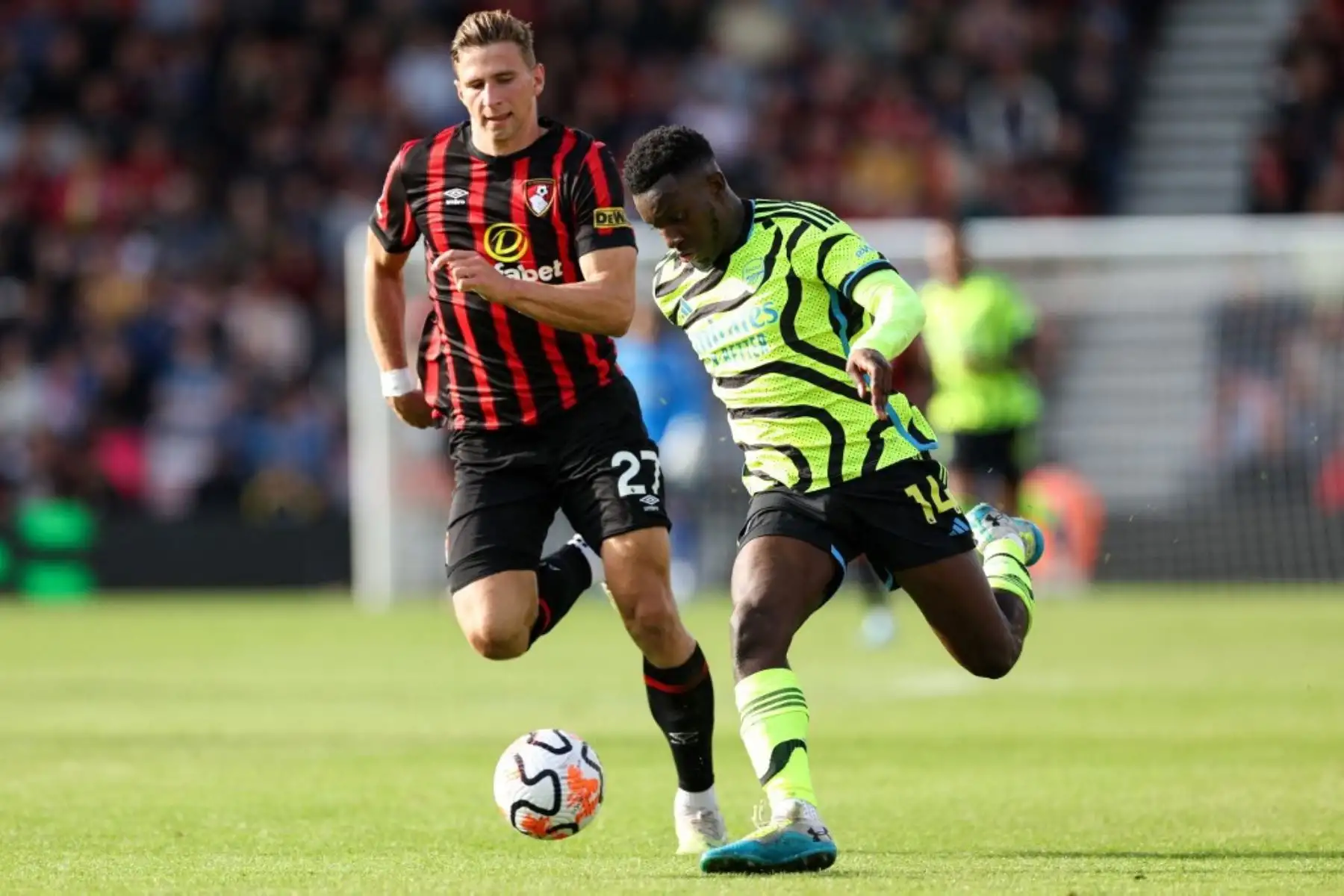 El defensor ucraniano de Bournemouth  Illia Zabarnyi  compite con el delantero inglés del Arsenal Eddie Nketiah durante el partido de fútbol de la Premier League inglesa entre Bournemouth y Arsenal en el Vitality Stadium de Bournemouth, sur de Inglaterra. Foto: AFP