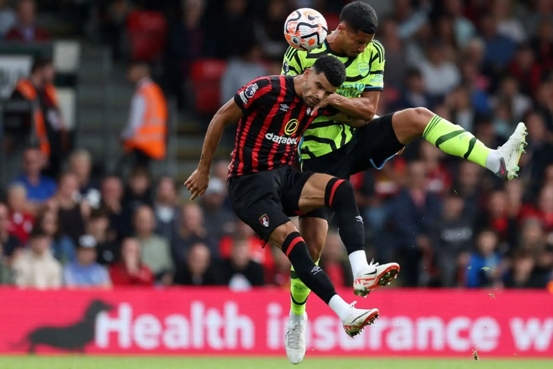 El delantero inglés de Bournemouth Dominic Solanke compite con el defensor francés del Arsenal William Saliba durante el partido de fútbol de la Premier League inglesa entre Bournemouth y Arsenal en el Vitality Stadium en Bournemouth, sur de Inglaterra. Foto: AFP