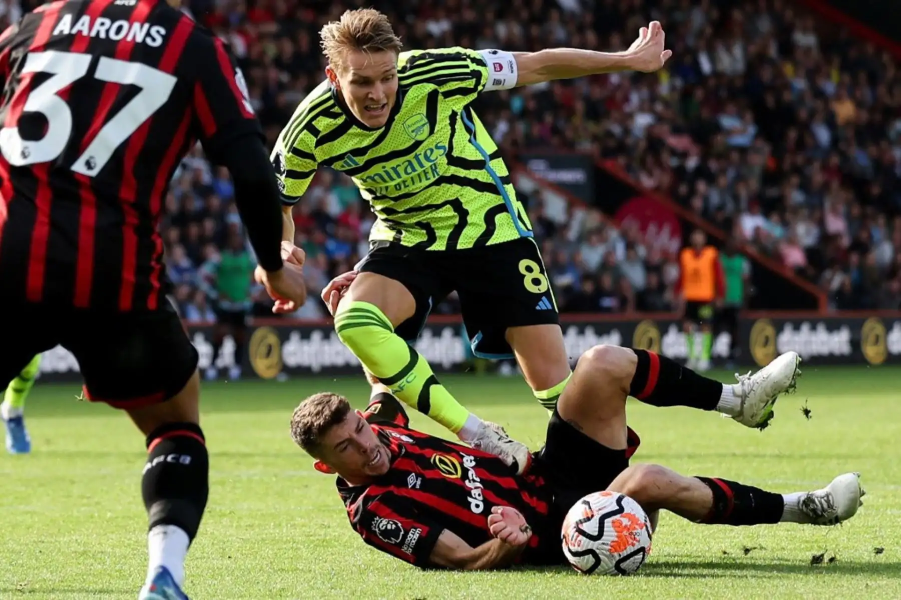 El centrocampista escocés de Bournemouth, Ryan Christie, comete una falta contra el mediocampista noruego del Arsenal Martin Odegaard para conceder un penalti durante el partido de fútbol de la Premier League inglesa entre Bournemouth y Arsenal en el Vitality Stadium de Bournemouth, al sur de Inglaterra. Foto: AFP