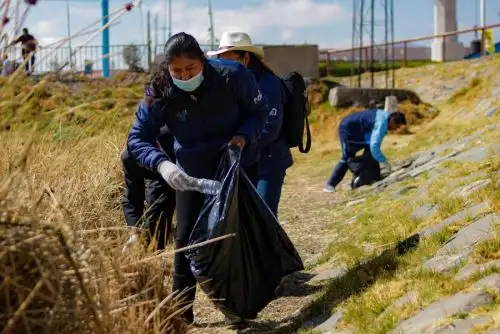 Ante la alarmante contaminación que padece el lago navegable más alto del mundo, se desarrolló la Tercera Jornada de Limpieza de la Bahía Interior de Puno con el lema "Unidos por la restauración de la Bahía", iniciativa impulsada por el Programa Especial Bahía del Lago de la Municipalidad Provincial de Puno.