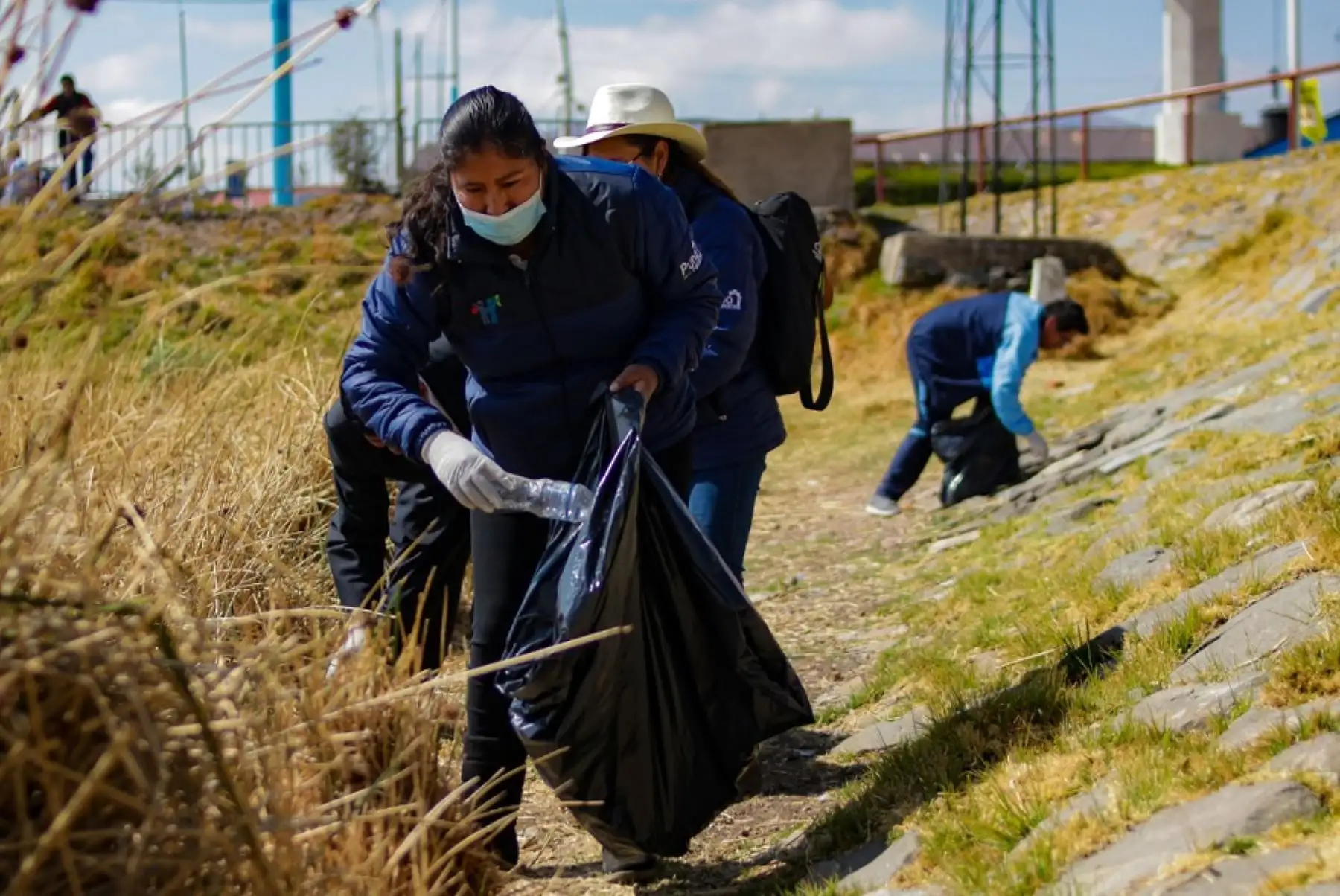 Ante la alarmante contaminación que padece el lago navegable más alto del mundo, se desarrolló la Tercera Jornada de Limpieza de la Bahía Interior de Puno con el lema "Unidos por la restauración de la Bahía", iniciativa impulsada por el Programa Especial Bahía del Lago de la Municipalidad Provincial de Puno.