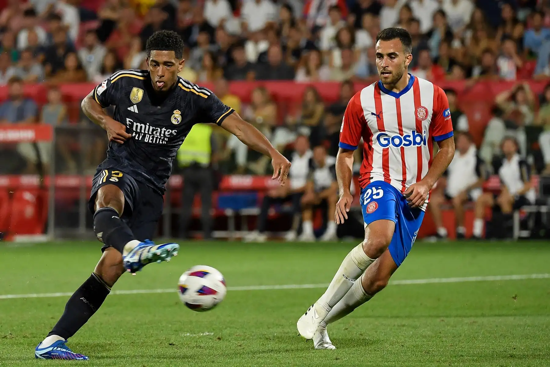 Centrocampista inglés, del Real Madrid, Jude Bellingham, patea el balón y anota el tercer gol de su equipo durante el partido de fútbol de la Liga española entre el Girona FC y el Real Madrid CF en el estadio Montilivi de Girona
Foto: AFP