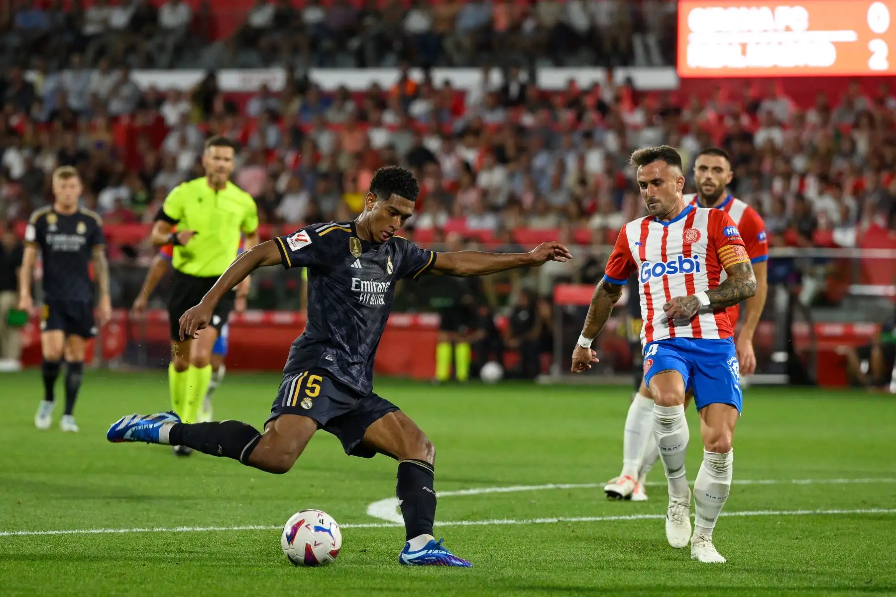 El mediocampista inglés del Real Madrid, Jude Bellingham lucha por el balón con el mediocampista español del Girona ,  Aleix García durante el partido de fútbol de la Liga española entre el Girona FC y el Real Madrid CF en el estadio Montilivi de Girona.
Foto: AFP