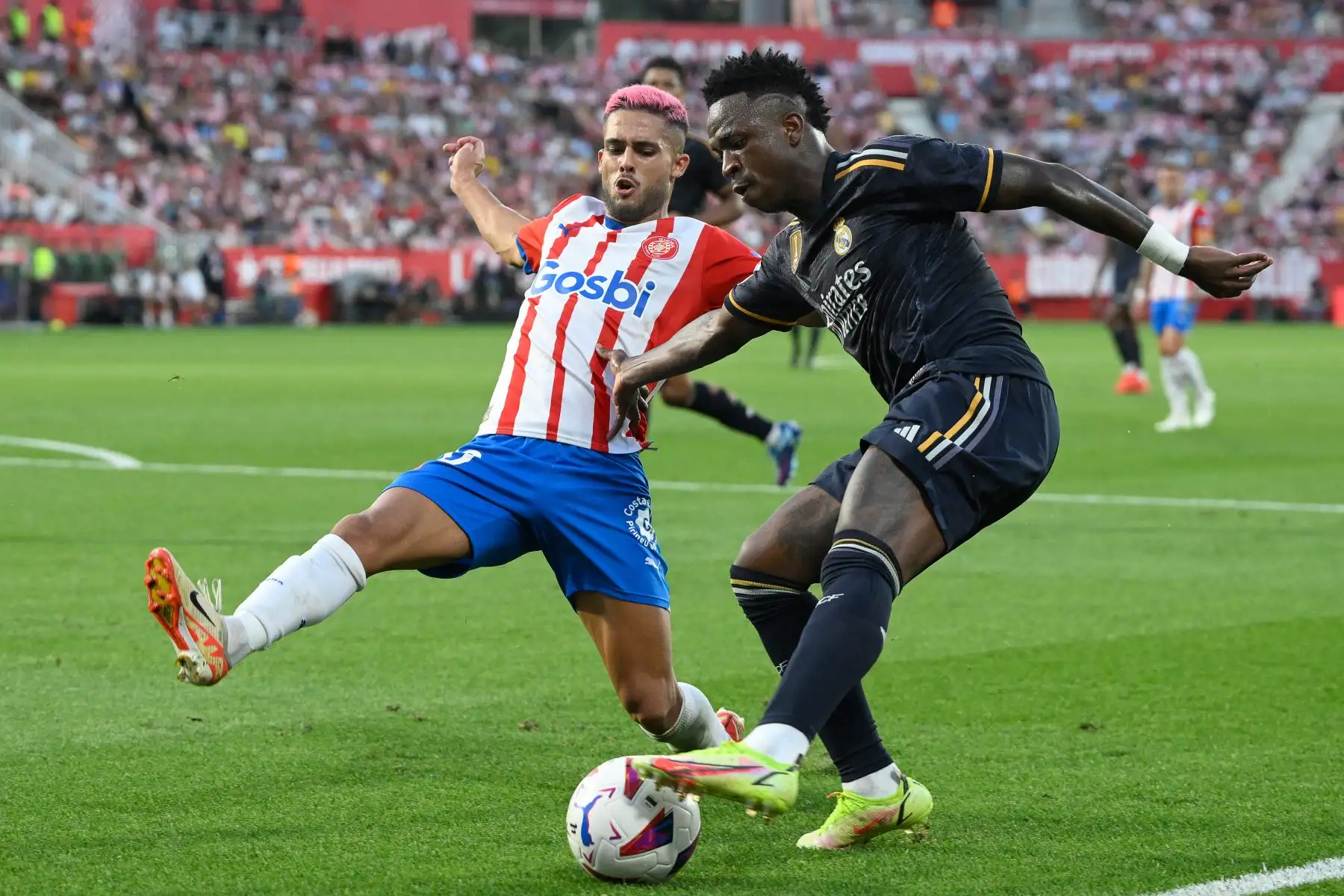 El defensor brasileño de Girona, Yan Couto lucha por el balón con el delantero brasileño del Real Madrid, Vinicius Junior durante el partido de fútbol de la Liga española entre el Girona FC y el Real Madrid CF en el estadio Montilivi de Girona.
Foto: AFP
