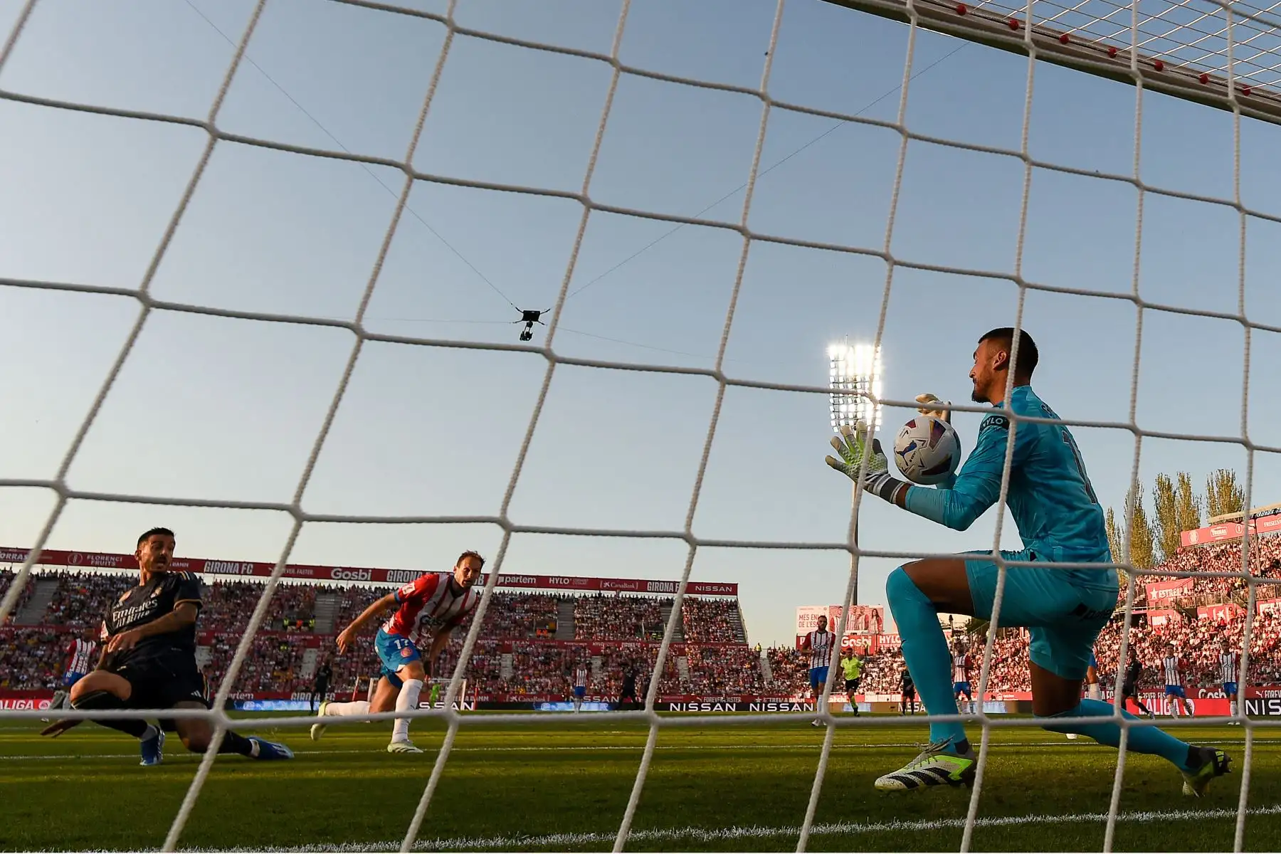 El delantero español del Real Madrid,  Joselu anota el primer gol de su equipo ante el portero argentino  de Girona Paulo Gazzaniga durante el partido de fútbol de la Liga española entre el Girona FC y el Real Madrid CF.
Foto: AFP