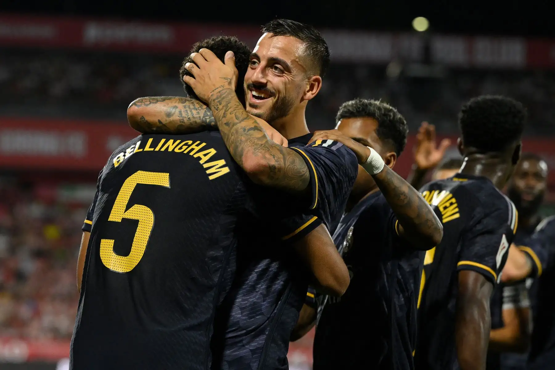 El mediocampista inglés del Real Madrid, Jude Bellingham celebra con el delantero español del Real Madrid,, Joselu después de marcar el tercer gol de su equipo durante el partido de fútbol de la Liga española entre el Girona FC y el Real Madrid CF.
Foto: AFP