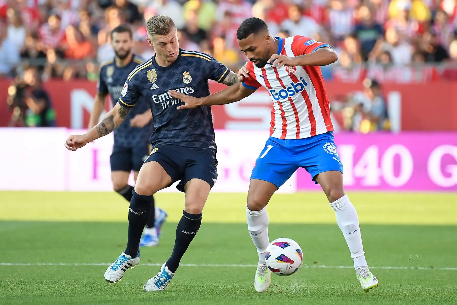 El mediocampista alemán del Real Madrid, Toni Kroos lucha por el balón con el mediocampista venezolano, Yangel Herrera del Girona durante el partido de fútbol de la Liga española entre el Girona FC y el Real Madrid CF.
Foto: AFP