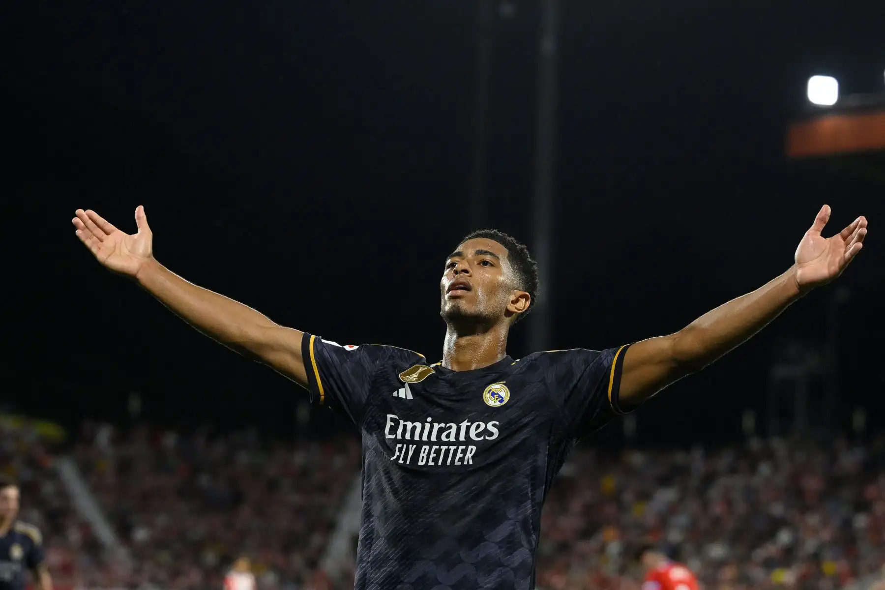 El centrocampista inglés del Real Madrid, Jude Bellingham, celebra tras marcar el tercer gol de su equipo durante el partido de fútbol de la Liga española entre el Girona FC y el Real Madrid CF.
Foto: AFP
