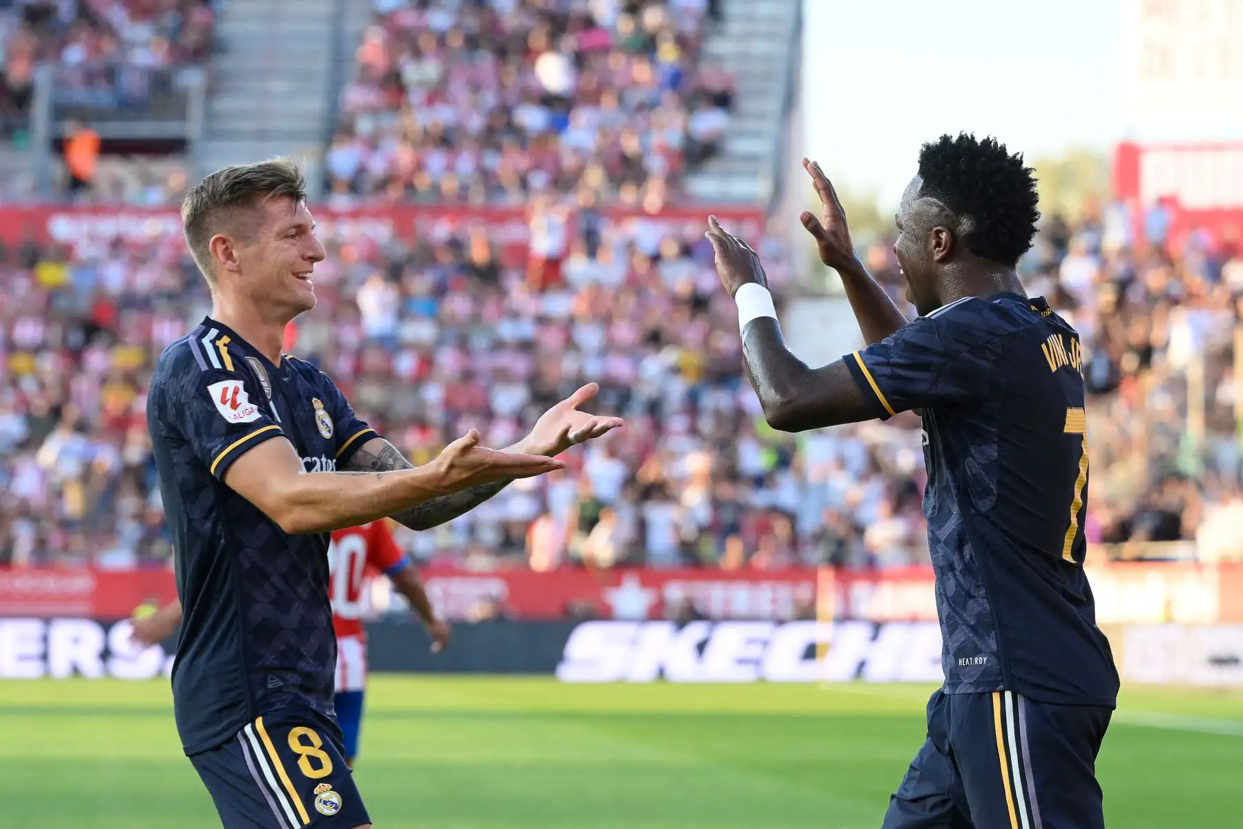 El centrocampista alemán del Real Madrid Toni Kroos reacciona con el delantero brasileño  del Real Madrid Vinicius Junior durante el partido de fútbol de la Liga española entre el Girona FC y el Real Madrid CF.
Foto: AFP