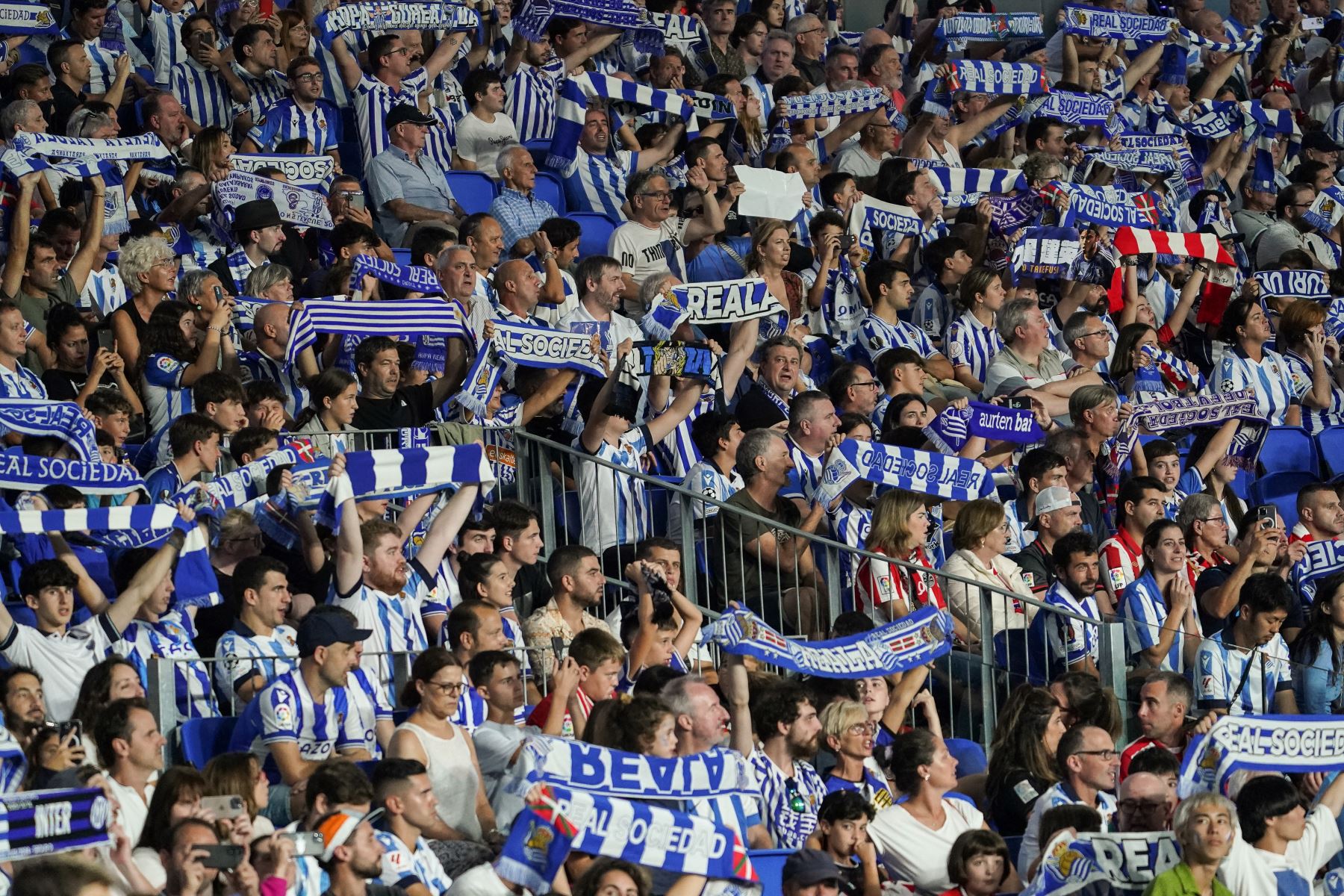 Los seguidores de la Real Sociedad animan durante el partido de fútbol de la Liga española entre la Real Sociedad y el Athletic Club de Bilbao en el estadio de Anoeta en San Sebastián.
Foto: AFP