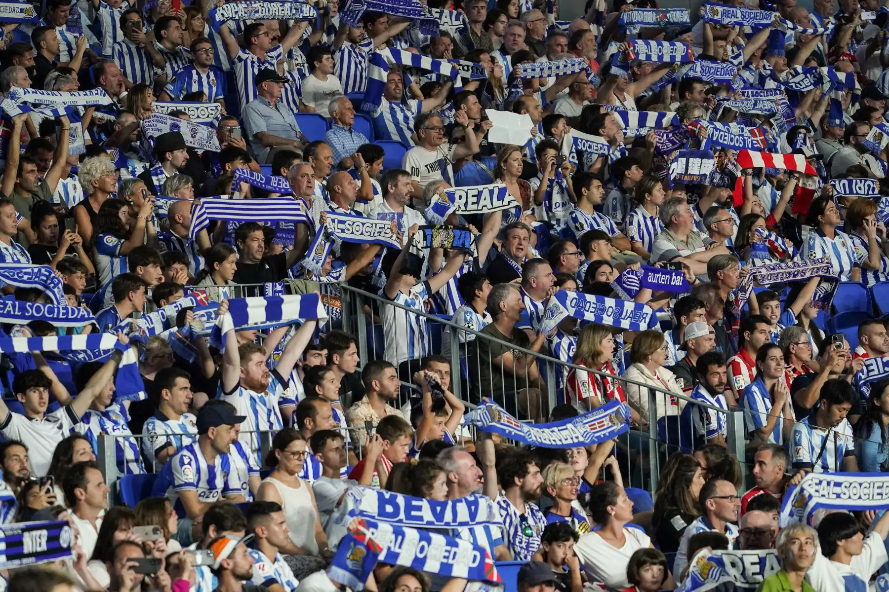 Los seguidores de la Real Sociedad animan durante el partido de fútbol de la Liga española entre la Real Sociedad y el Athletic Club de Bilbao en el estadio de Anoeta en San Sebastián.
Foto: AFP