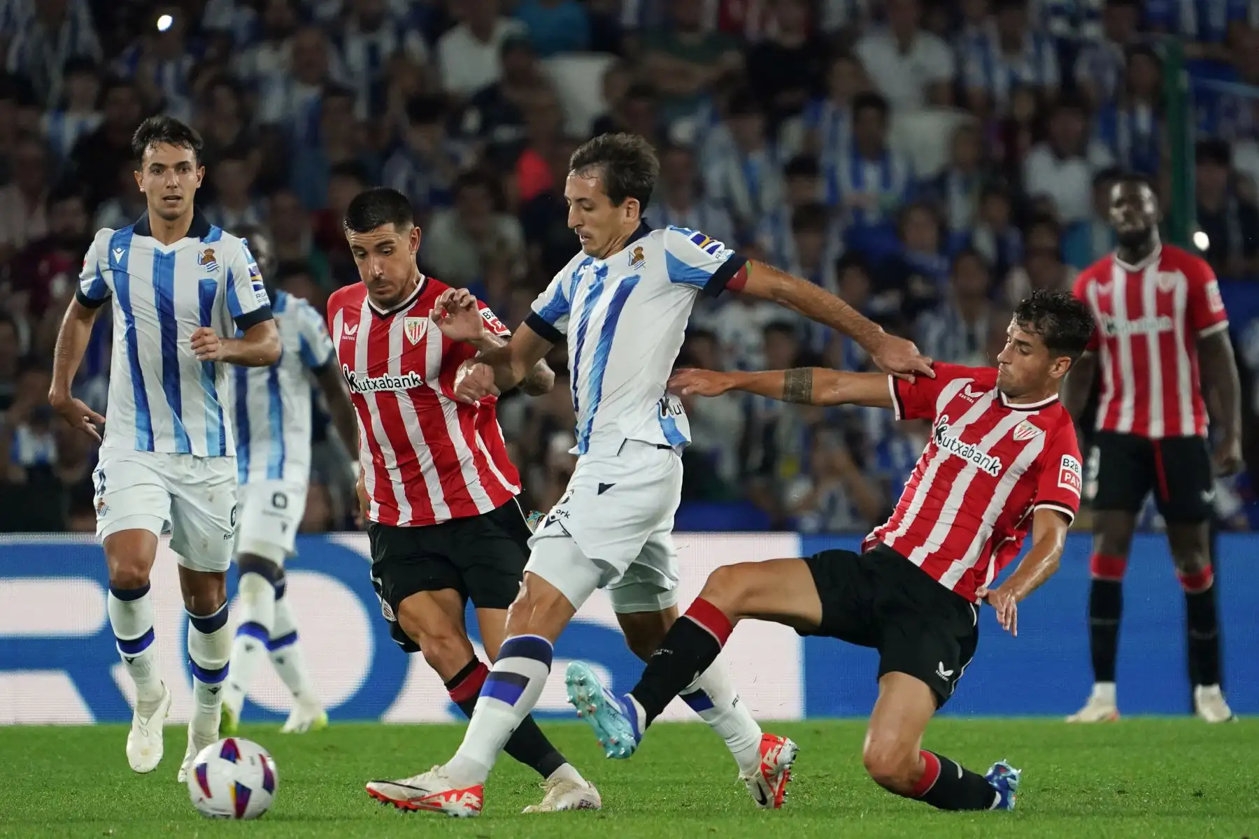 El centrocampista español de la Real Sociedad, Mikel Oyarzabal  lucha por el balón con el defensor español del Athletic de Bilbao, Yuri Berchiche  y el defensor español del Athletic de Bilbao, Aitor Paredes durante el partido de fútbol de la Liga española entre la Real Sociedad y el Athletic Club de Bilbao.
Foto: AFP