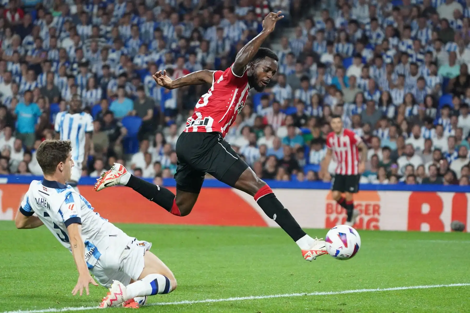 El delantero español del Athletic de Bilbao, Iñaki Williams, salta al balón durante el partido de fútbol de la Liga española entre la Real Sociedad y el Athletic Club de Bilbao.
Foto: AFP