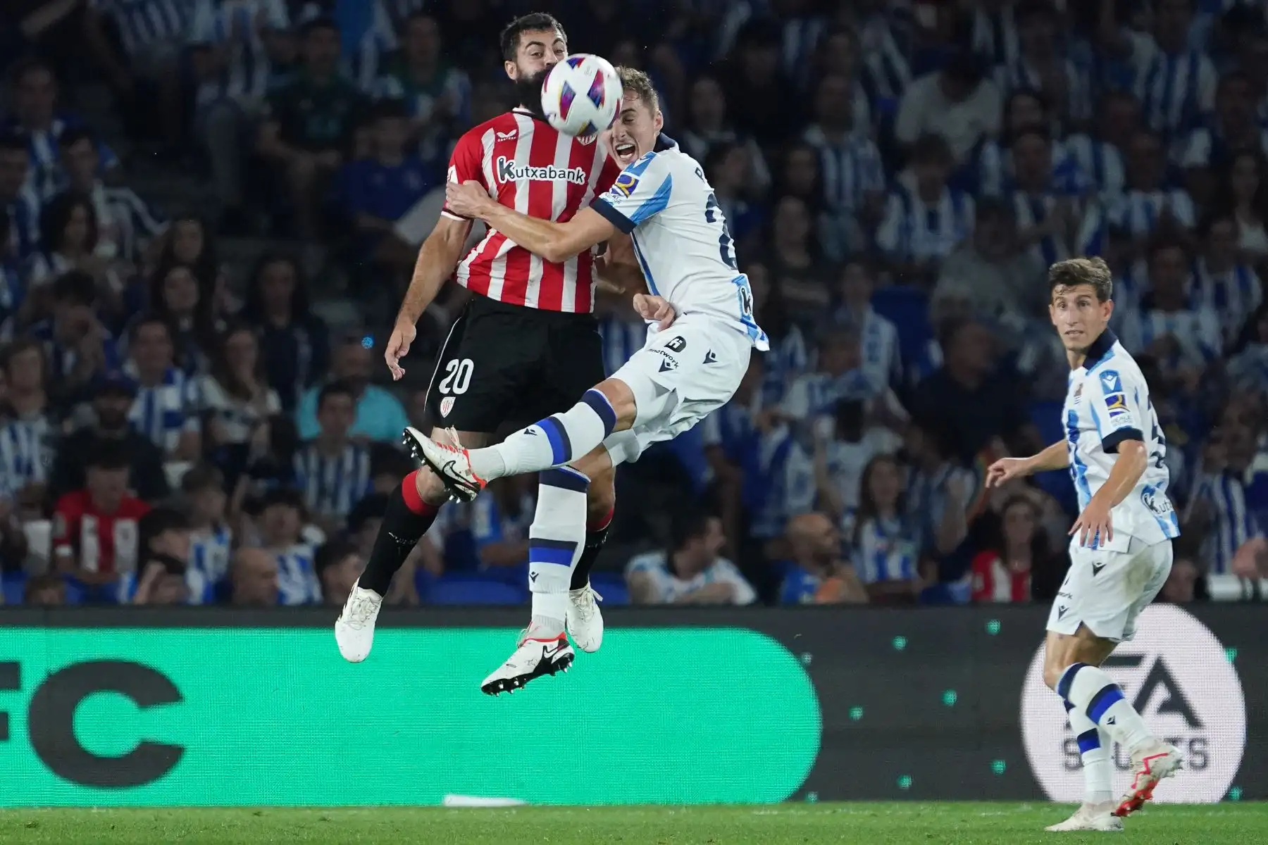 El delantero español del Athletic de Bilbao , Asier Villalibre  y el defensor español de la Real Sociedad, Jon Pacheco saltan al balón durante el partido de fútbol de la Liga española entre la Real Sociedad y el Athletic Club de Bilbao.
Foto: AFP