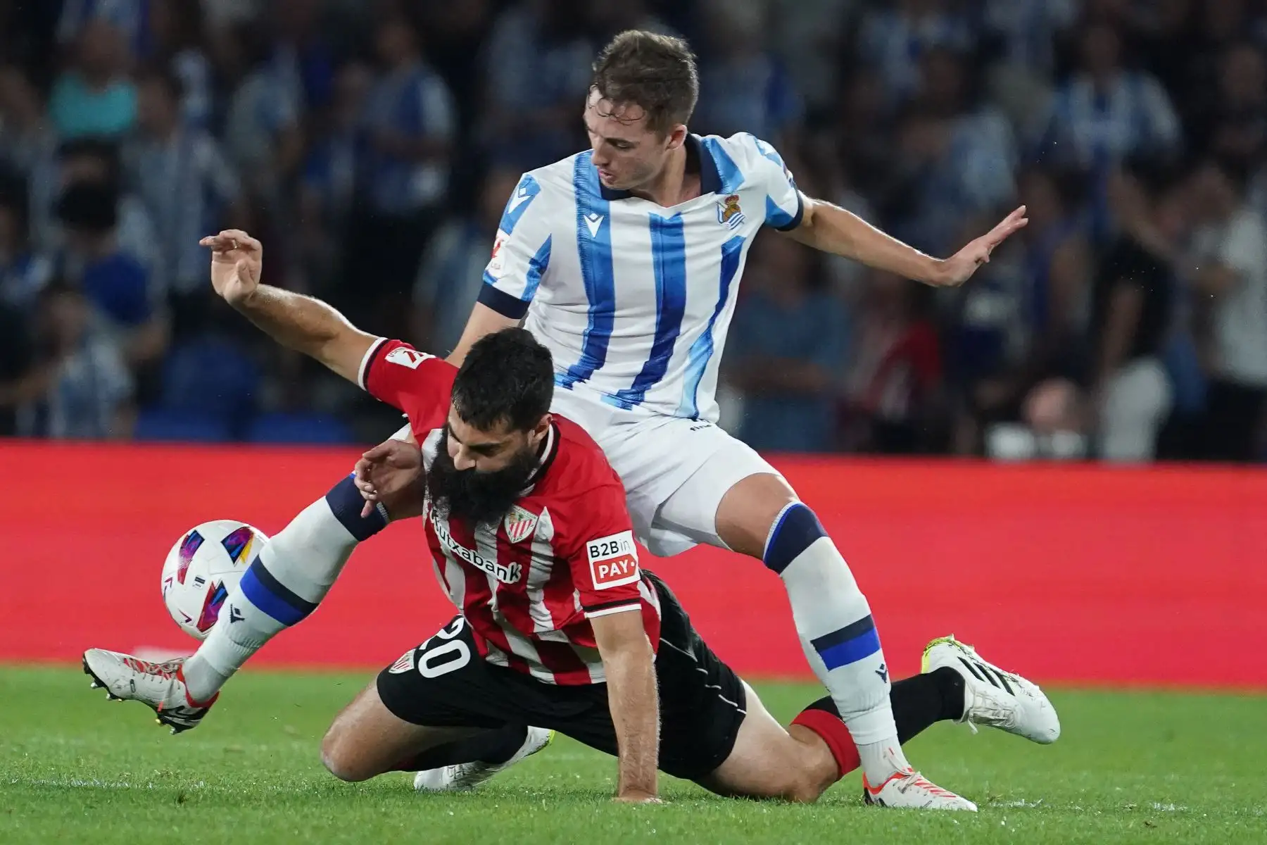 El defensor español de la Real Sociedad , Jon Pacheco  lucha por el balón con el delantero español del Athletic de Bilbao,  Asier Villalibre durante el partido de fútbol de la Liga española entre la Real Sociedad y el Athletic Club de Bilbao.
Foto: AFP
