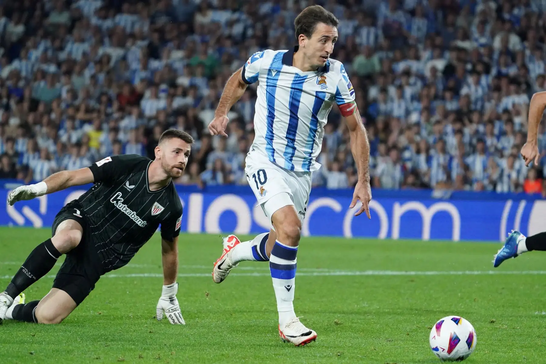 El centrocampista español  de la Real Sociedad,  Mikel Oyarzabal desafía al portero español del Athletic de Bilbao Unai Simón durante el partido de fútbol de la Liga española entre la Real Sociedad y el Athletic Club de Bilbao.
Foto: AFP
