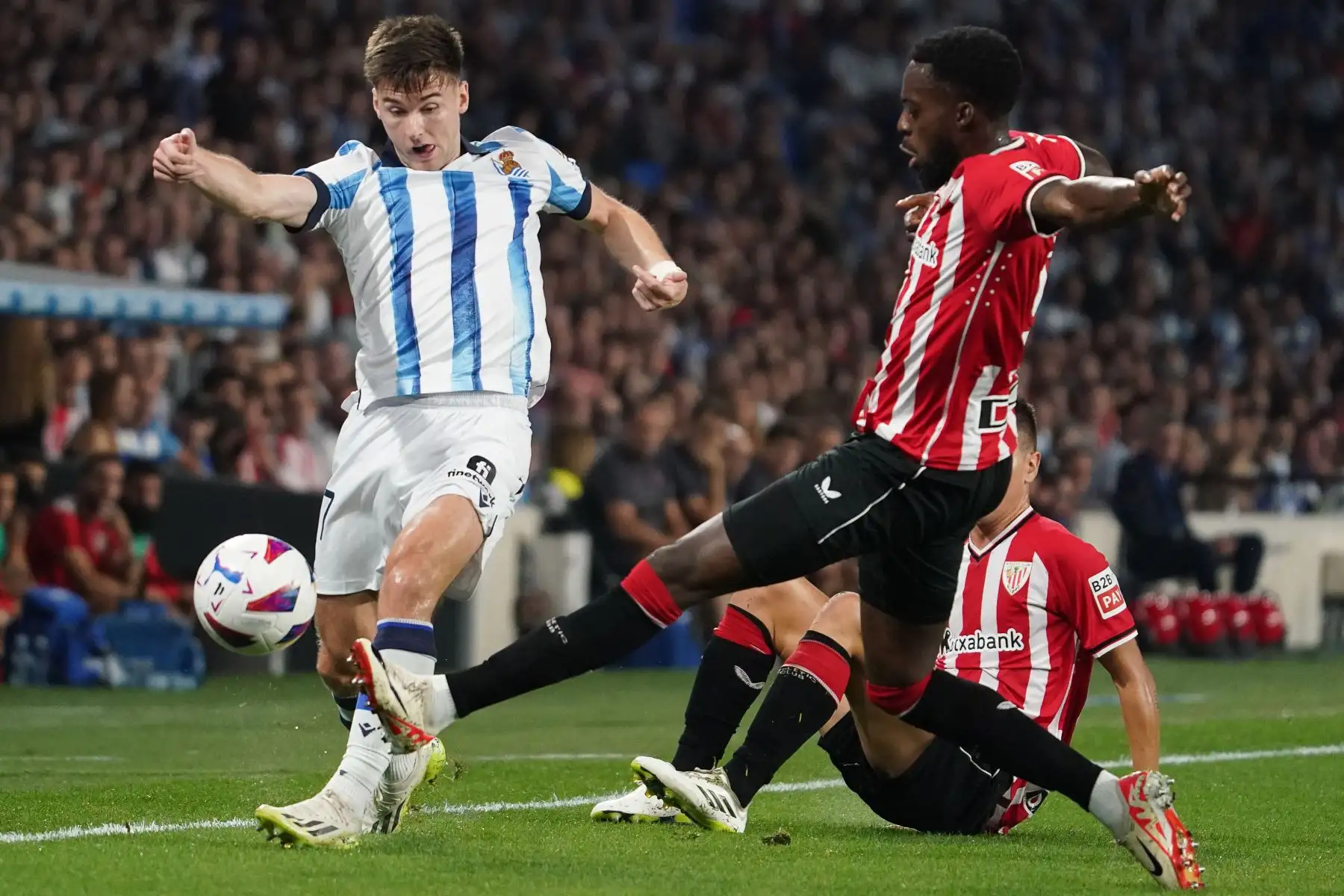 El centrocampista español  de la Real Sociedad Mikel Oyarzabal desafía al portero español del Athletic de Bilbao Unai Simón durante el partido de fútbol de la Liga española entre la Real Sociedad y el Athletic Club de Bilbao.
Foto: AFP