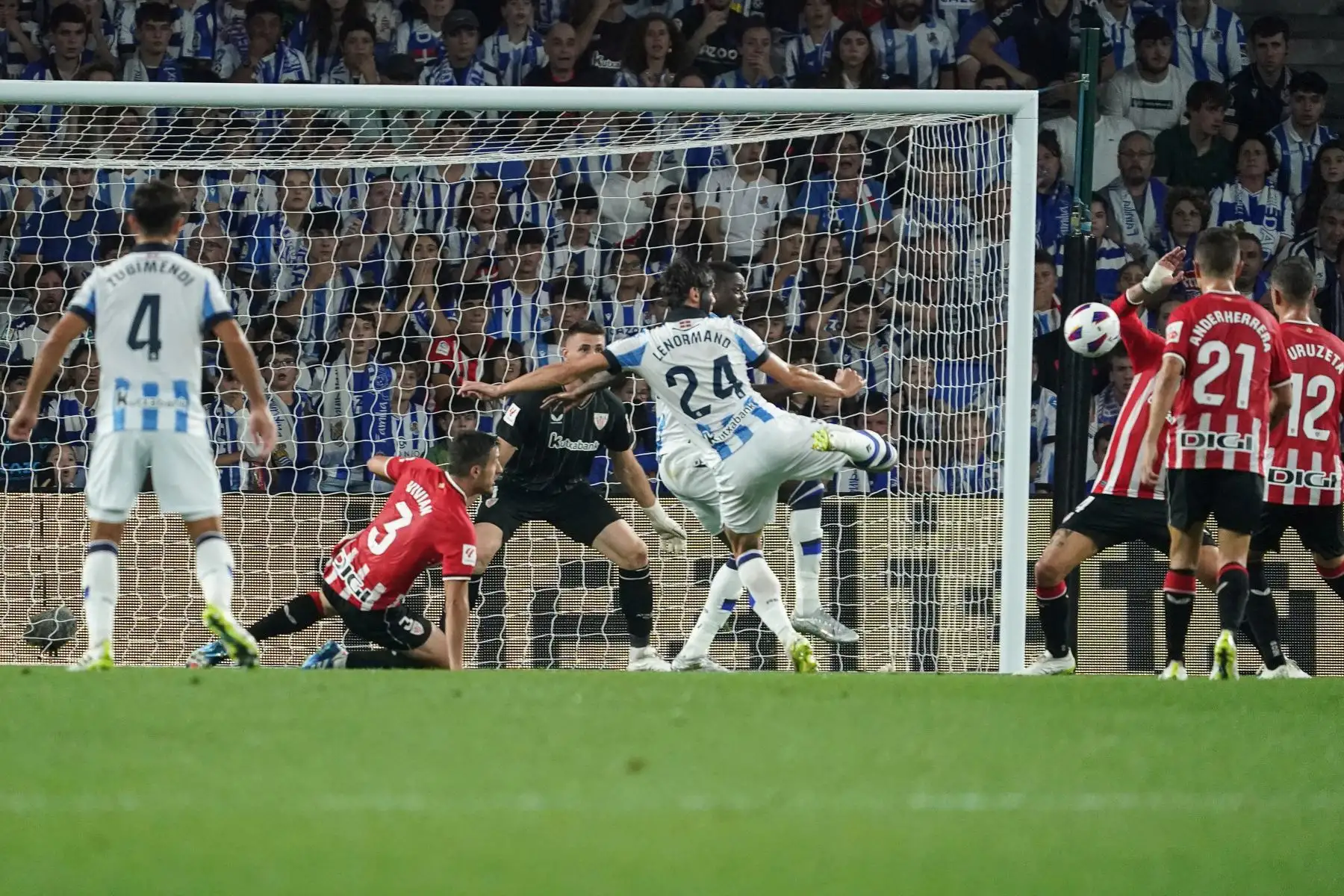 El defensa francés de la Real Sociedad, Robin Le Normand, marca el primer gol de su equipo durante el partido de fútbol de la Liga española entre la Real Sociedad y el Athletic Club de Bilbao en el estadio de Anoeta de San Sebastián.
Foto: AFP