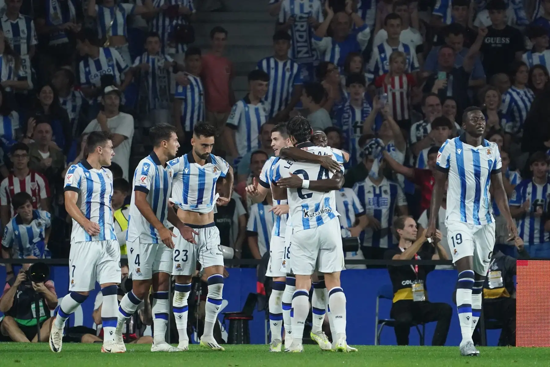 El defensa francés, Robin Le Normand, celebra con sus compañeros tras marcar el primer gol de su equipo durante el partido de fútbol de la Liga española entre la Real Sociedad y el Athletic Club de Bilbao en el estadio de Anoeta de San Sebastián.
CÉSAR MANSO / AFP