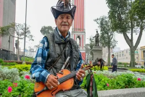 Germán Suárez llegó a Lima a los 17 años plagado de sueños y metas relacionadas con la música: su pasión desde siempre y la herramienta que hasta hoy le permite salir adelante.