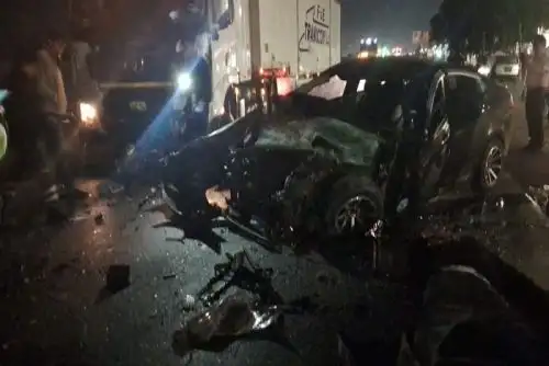 El copiloto del auto, Jorge Espinoza Cárdenas, se encuentra gravemente herido y ha sido conducido al hospital regional Eleazar Guzmán Barrón de Nuevo Chimbote.