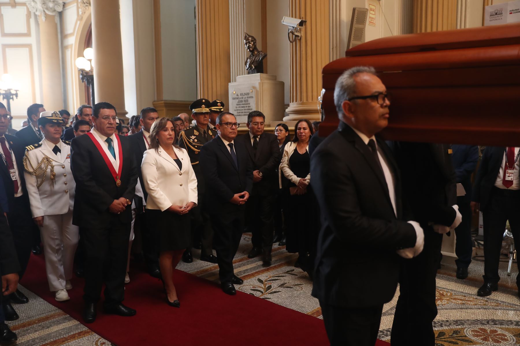Congreso de la República rinde homenaje póstumo al parlamentario Hernando Guerra García en el Hall de los Pasos Perdidos Foto: ANDINA/Ricardo Cuba