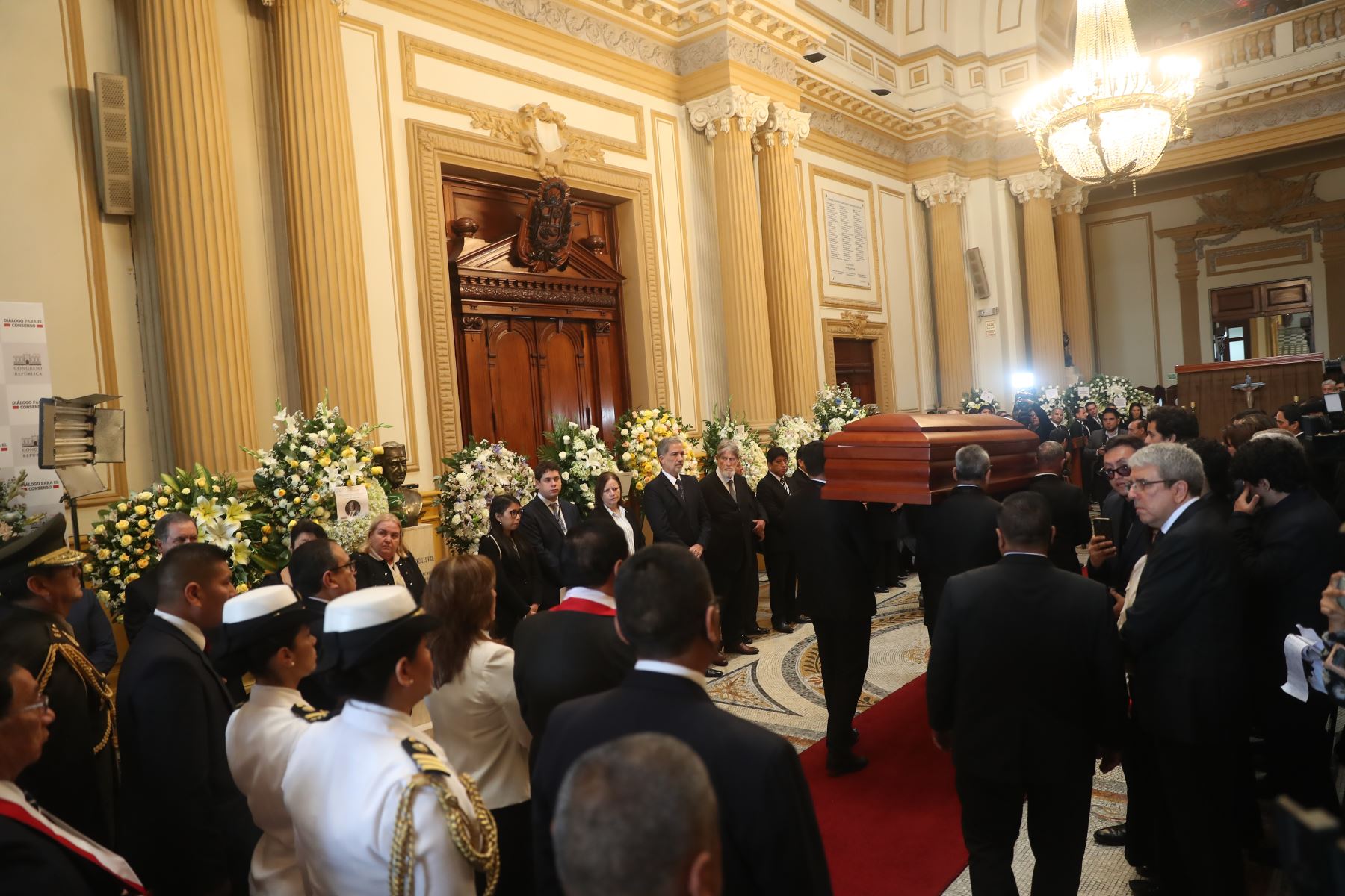 Congreso de la República rinde homenaje póstumo al parlamentario Hernando Guerra García en el Hall de los Pasos Perdidos Foto: ANDINA/Ricardo Cuba