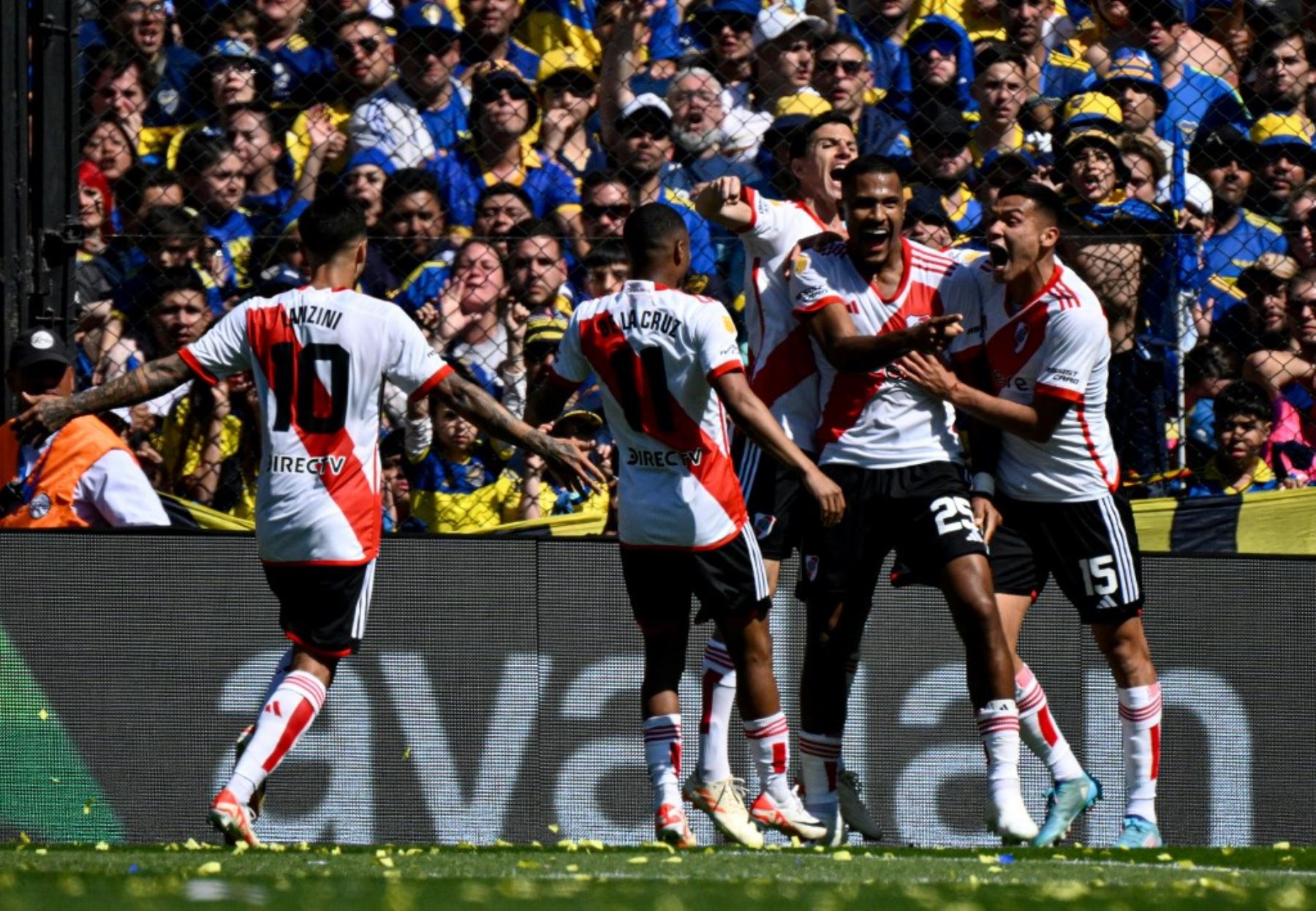 Salomón Rondón celebra el primer gol en el triunfo de River Plate