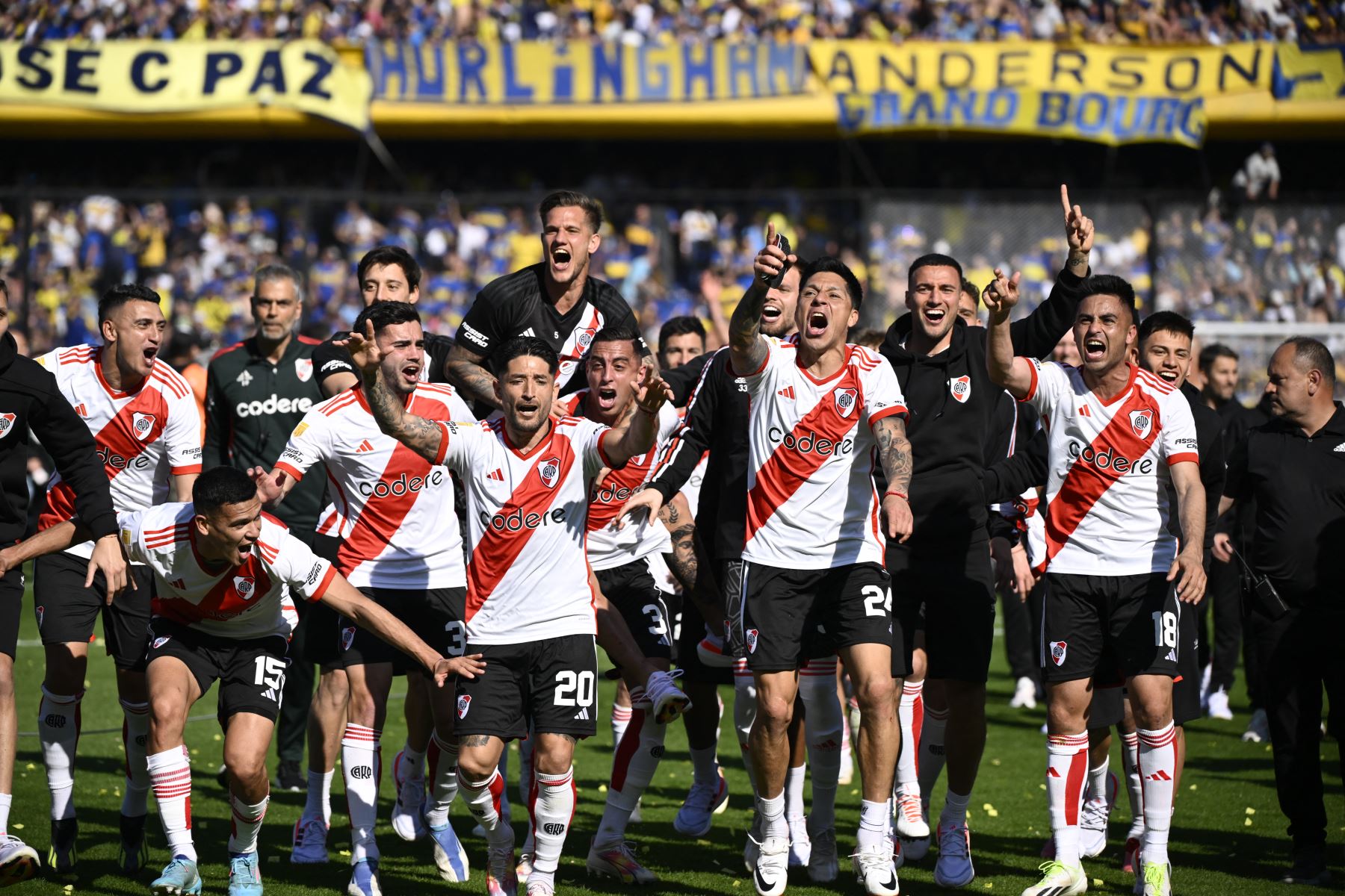 Los jugadores de River Plate celebran su victoria sobre Boca Juniors durante el partido Superclásico del Torneo de la Liga Argentina de Fútbol Profesional 2023 en el estadio La Bombonera de Buenos Aires.
Foto: AFP