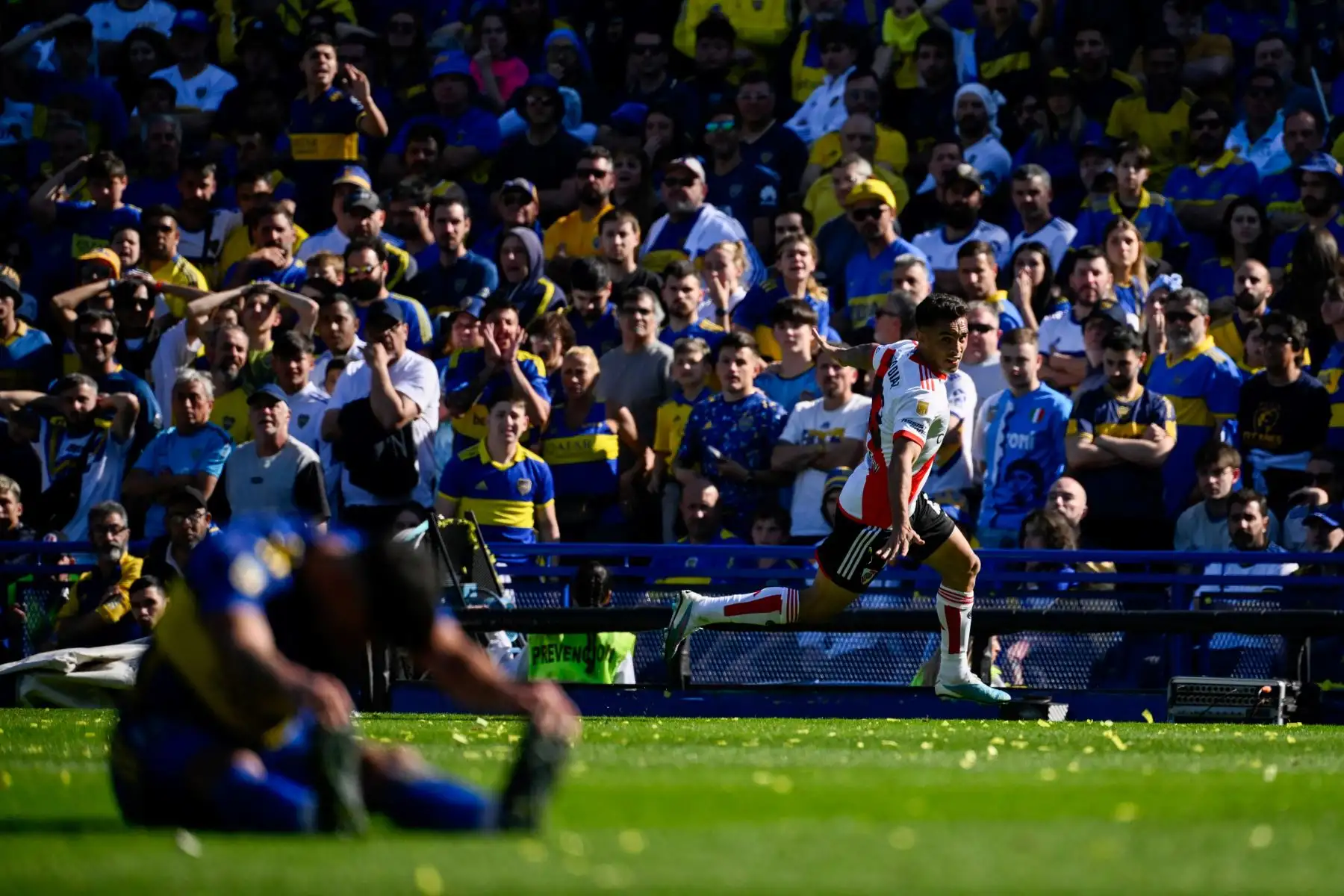 El defensor de River Plate, Enzo Díaz, celebra luego de anotar el segundo gol del equipo contra Boca Juniors durante el partido Superclásico del Torneo de la Liga Argentina de Fútbol Profesional 2023 en el estadio La Bombonera.
Foto: AFP