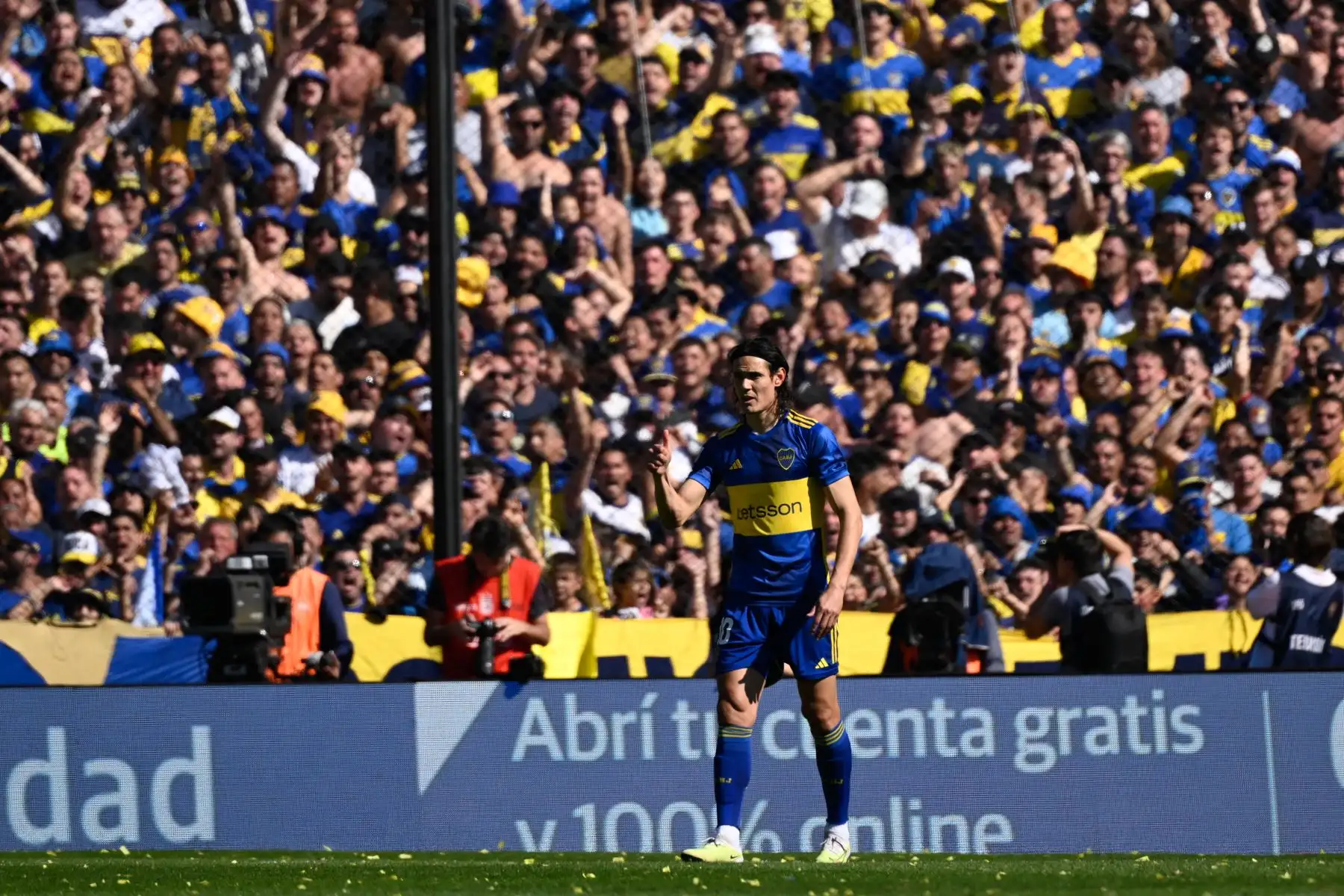 El delantero uruguayo de Boca Juniors, Edinson Cavani, hace gestos durante el partido Superclásico del Torneo de la Liga Argentina de Fútbol Profesional 2023 contra River Plate en el estadio La Bombonera Foto: AFP
