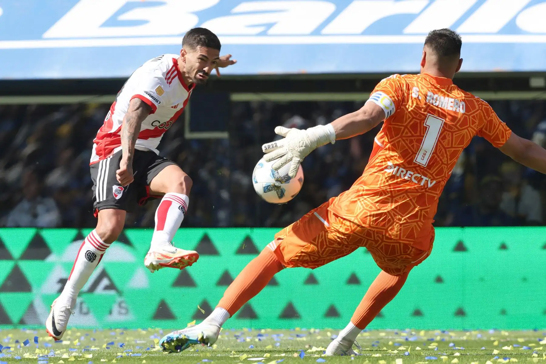 El mediocampista de River Plate, Manuel Lanzini, dispara el balón contra el portero de Boca Juniors, Sergio Romero, durante el partido Superclásico del Torneo de la Liga Argentina de Fútbol Profesional 2023 en el estadio La Bombonera.
Foto: AFP
