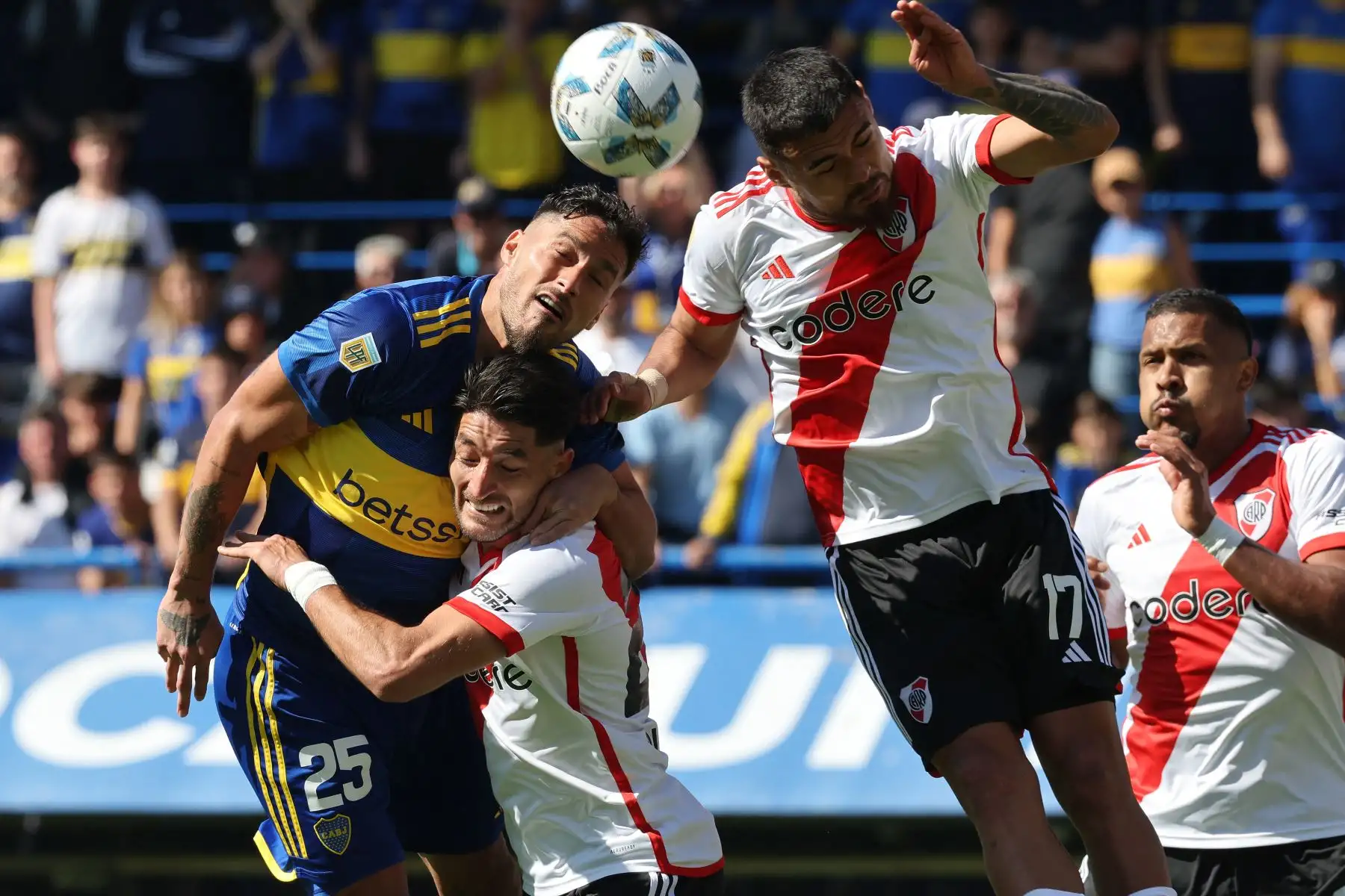 El defensor paraguayo de Boca Junior, Bruno Valdez, lucha por el balón con el defensor chileno de River Plate, Paulo Díaz y el defensor Milton Casco (C), durante su partido Superclásico 2023 del Torneo de la Liga Argentina de Fútbol Profesional en el estadio La Bombonera.
Foto: AFP