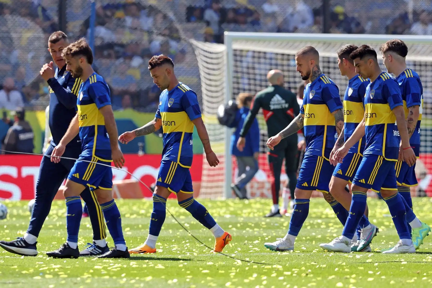 Los jugadores de Boca Jumiors abandonan el campo tras finalizar el primer tiempo del Superclásico del Torneo de la Liga Argentina de Fútbol Profesional 2023 contra River Plate en el estadio La Bombonera.
Foto: AFP