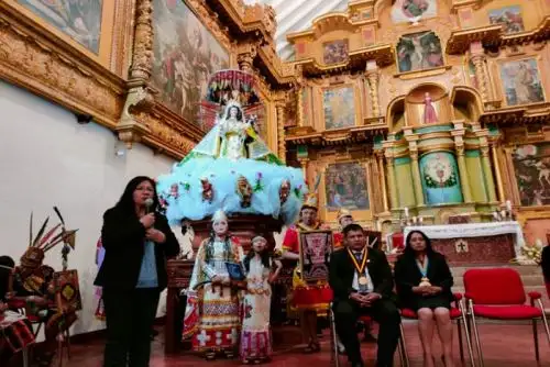 Luego del acto protocolar realizado en el interior del templo, el atrio se convirtió en un magnífico escenario para apreciar a las vistosas y coloridas danzas típicas,