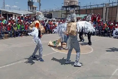 Alrededor de 200 internos e internas del penal de Juliaca, región Puno, demostraron creatividad y respeto por el medio ambiente en el concurso de danzas folclóricas, donde exhibieron vestimentas típicas confeccionadas a base de material reciclado por ellos mismos.