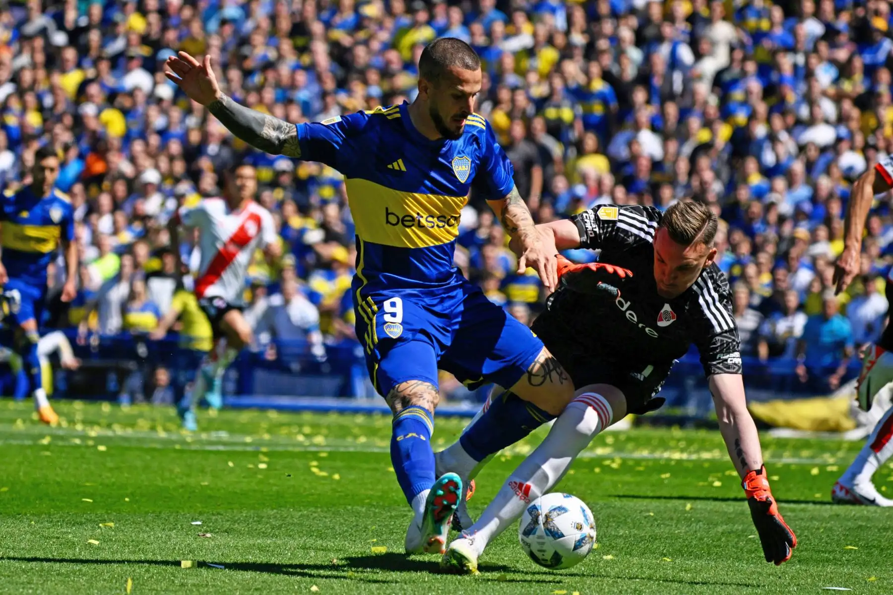 El mediocampista de Boca Juniors, Darío Benedetto , y el portero de River Plate, Franco Armani, luchan por el balón durante el partido Superclásico del Torneo de la Liga Argentina de Fútbol Profesional 2023 en el estadio La Bombonera.
Foto: AFP