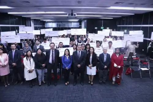 El ministro de Comercio Exterior y Turismo, Juan Carlos Mathews, junto a la ministra de la Producción, Ana Maria Choquehuanca, premiaron a las empresas ganadoras. Cortesía MIncetur
