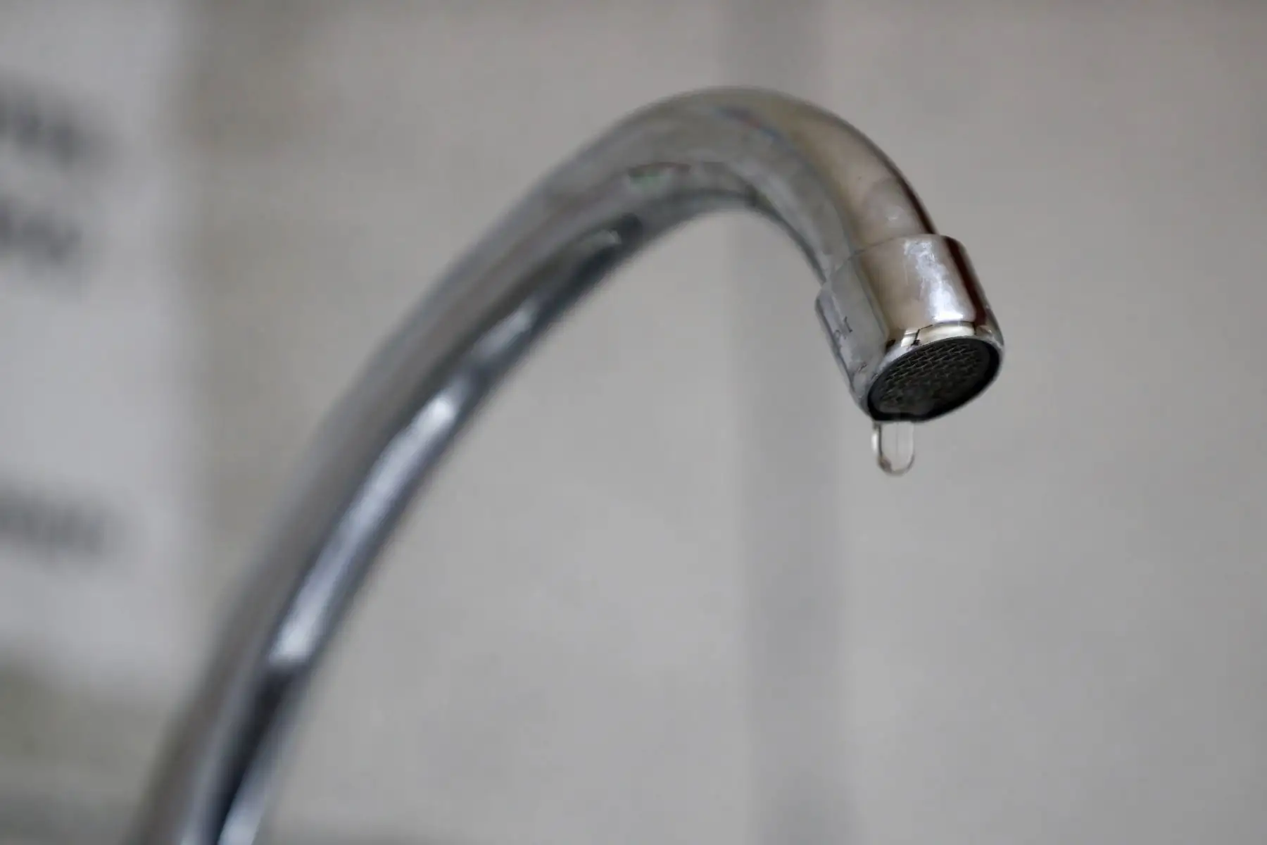 De acuerdo con la entidad, las pérdidas del vital recurso se dan principalmente en las duchas, caños e inodoros. Foto: ANDINA/Daniel Bracamonte