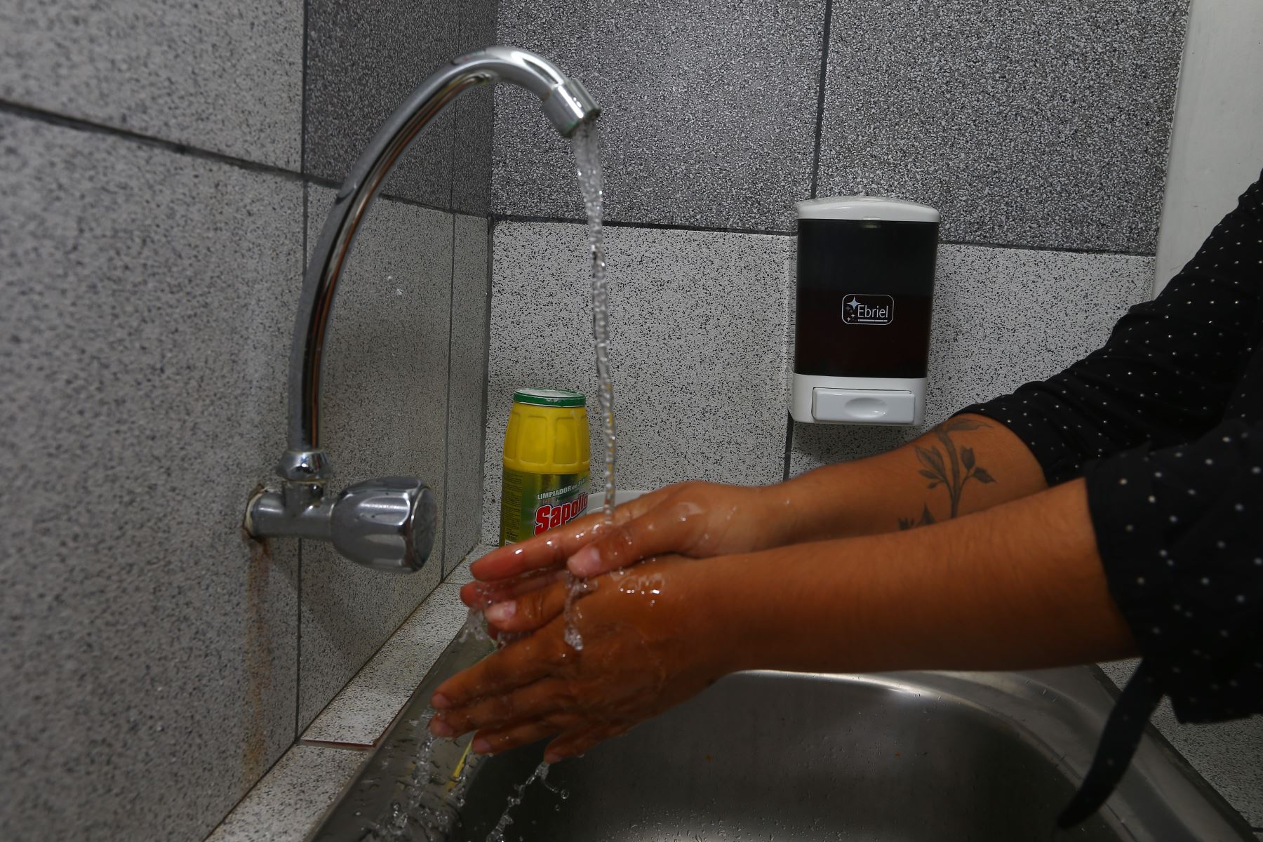 Los trabajadores deben tener acceso a fuentes de agua potable en sus centros de labores mientras dure el corte de Sedapal. ANDINA/Eddy Ramos