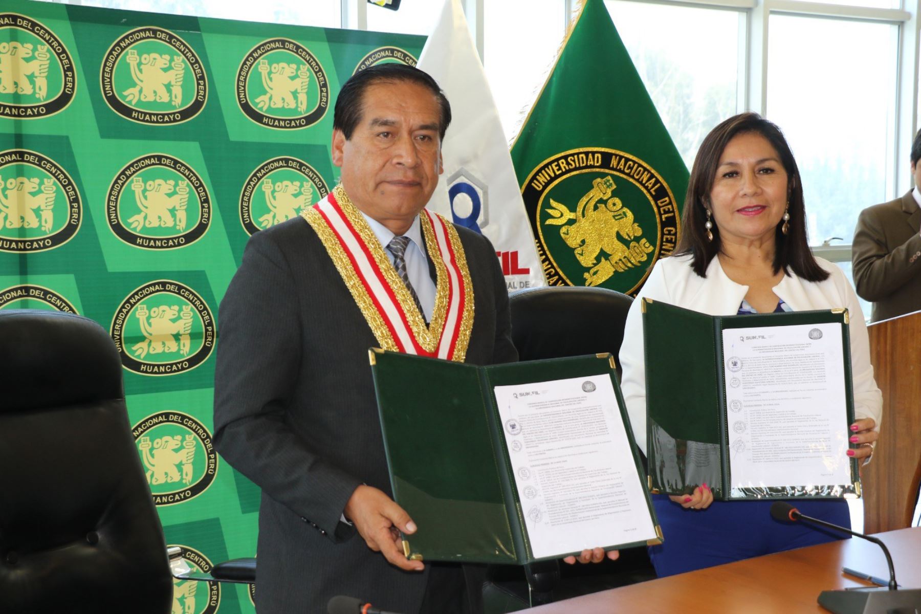 El convenio fue suscrito por la superintendente nacional de la Sunafil, Flor Cruz Rodríguez, y el rector de la UNCP, Amador Vilcatoma. Foto: ANDINA/Cortesía Pedro Tinoco