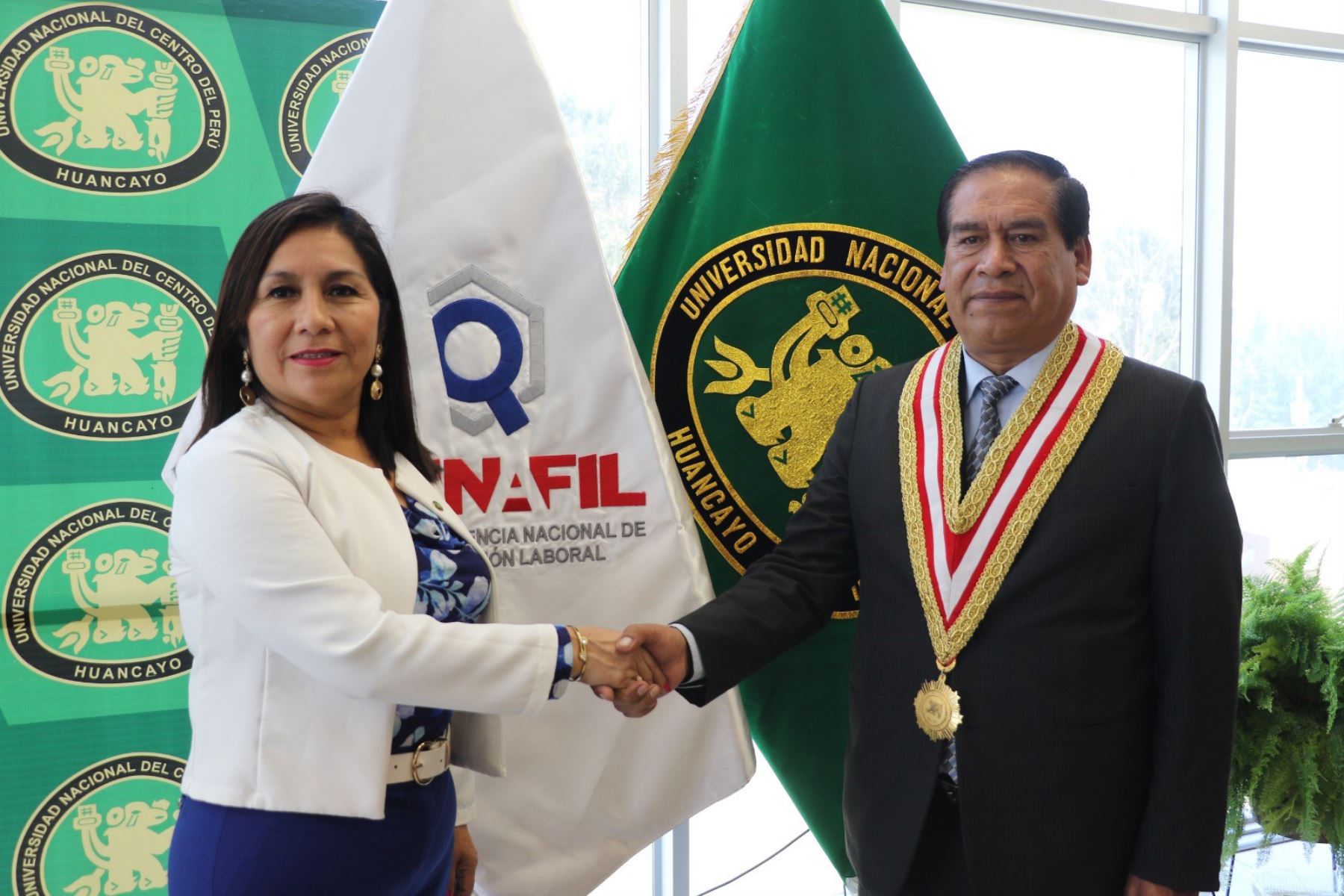 El convenio fue suscrito por la superintendente nacional de la Sunafil, Flor Cruz Rodríguez, y el rector de la UNCP, Amador Vilcatoma. Foto: ANDINA/Cortesía Pedro Tinoco