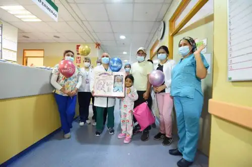 La pequeña Moana N.M.G. tuvo una operación compleja a cargo de un equipo multidisciplinario estuvo comandado por los neurocirujanos César Ortiz y Mauro Toledo, quienes procedieron a retirar el hematoma epidural y continuar con una craneotomía. ANDINA/ INSN San Borja.