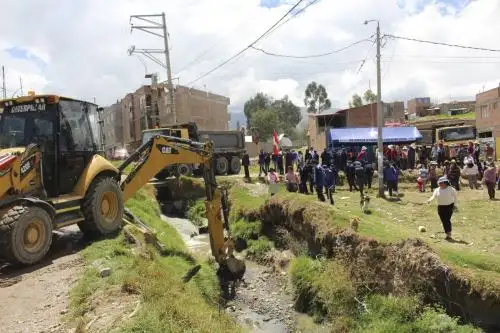 Con maquinaria pesada proporcionada por el MVCS se ejecutan los trabajos de limpieza y descolmatación en Chilca. Foto: ANDINA/Difusión