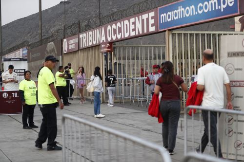 Hinchas de Universitario de Deportes abarrotan el estadio Monumental para el trascendental partido con UTC