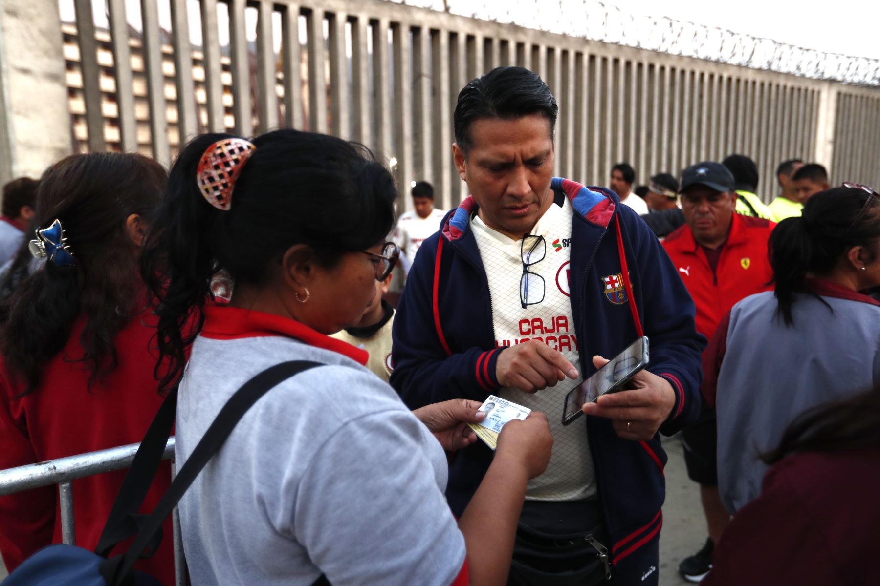 Hinchas de Universitario de Deportes llegan al estadio Monumental de Ate, para el partido vs. Universidad Técnica de Cajamarca (UTC). Foto:ANDINA/Daniel Bracamonte