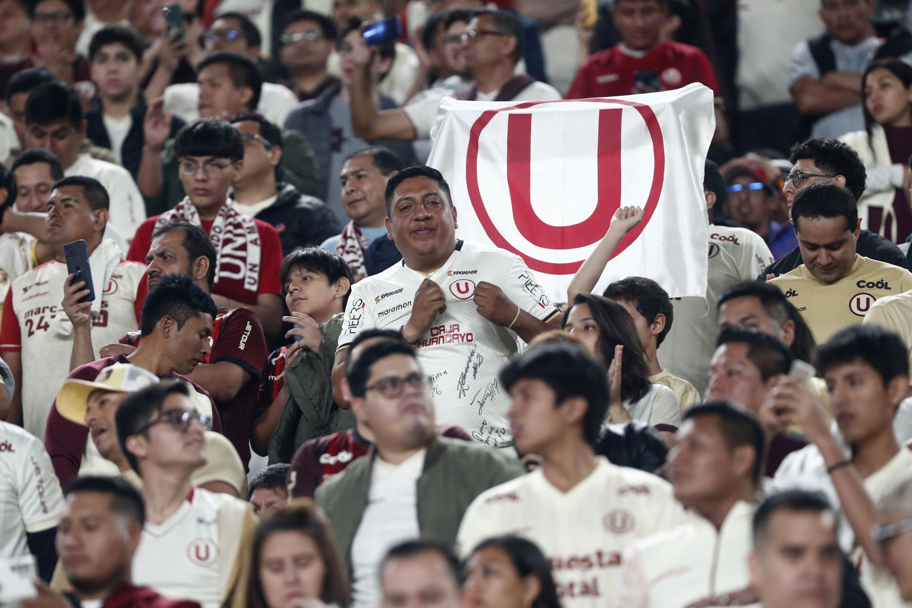 Hinchas de Universitario de Deportes llegan al estadio Monumental de Ate, para el partido contra la Universidad Técnica de Cajamarca (UTC). Foto: ANDINA/Daniel Bracamonte