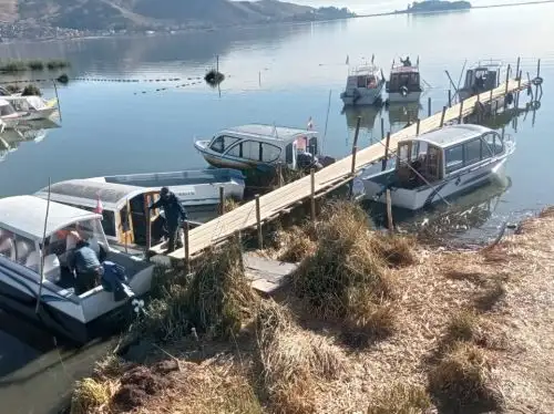 La disminución del nivel del lago Titicaca afecta las operaciones de las embarcaciones lacustres. Foto: Alberto Alejo.