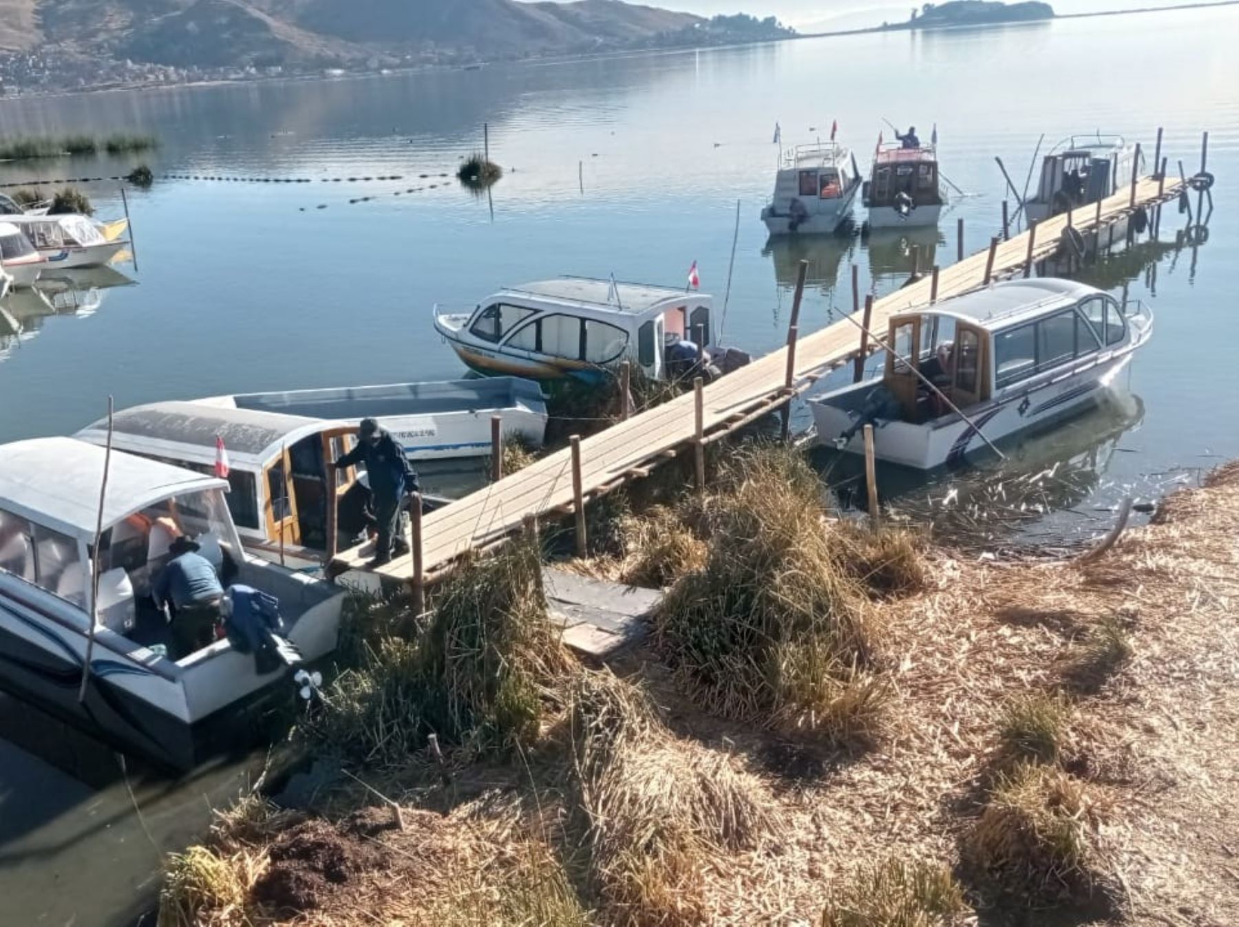 La disminución del nivel del lago Titicaca afecta las operaciones de las embarcaciones lacustres. Foto: Alberto Alejo.